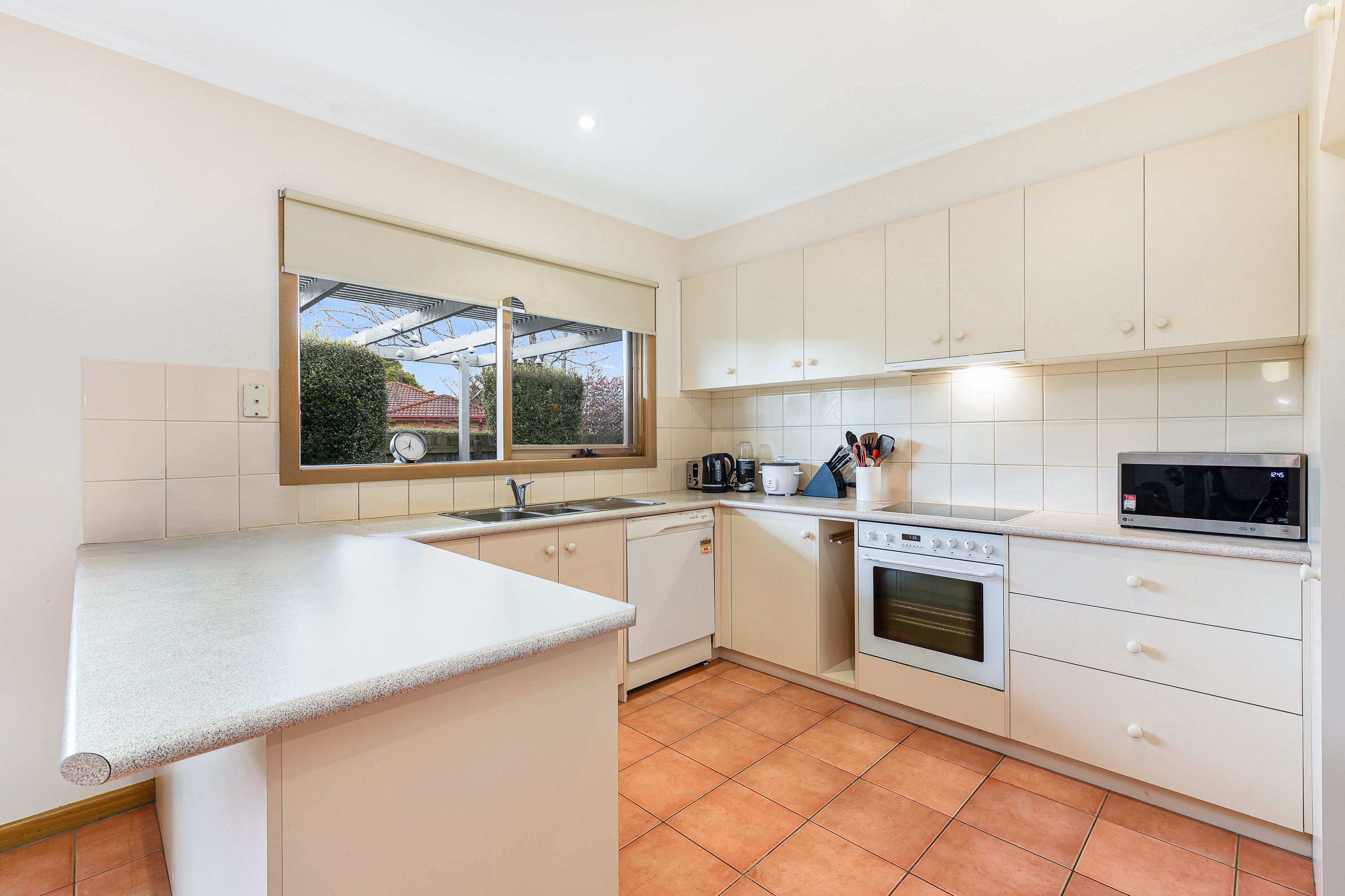 2/36 Cambridge Drive — photo from Ray White Glen Waverley