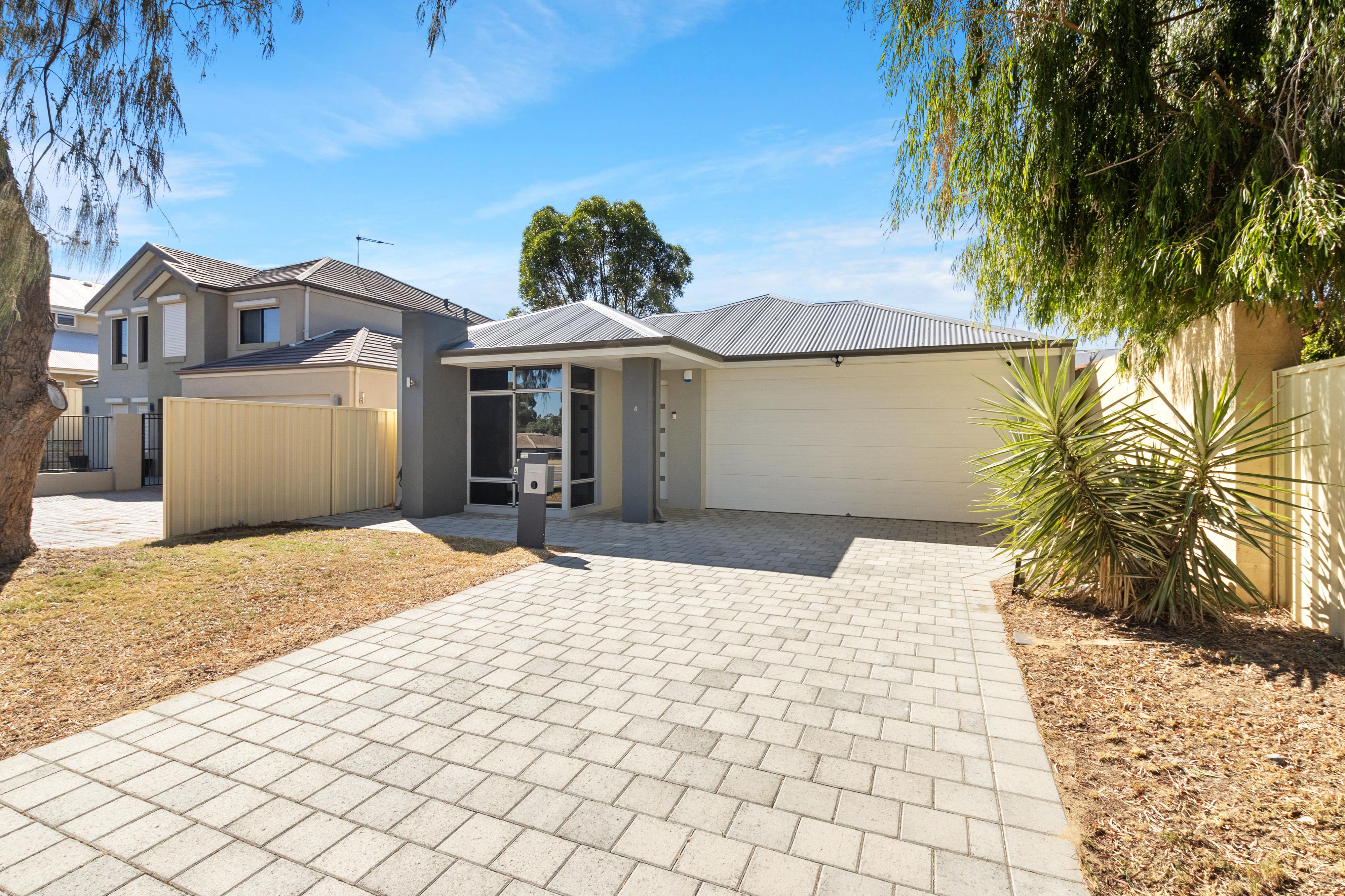 4 Bridgewater Drive, Kallaroo, WA 6025