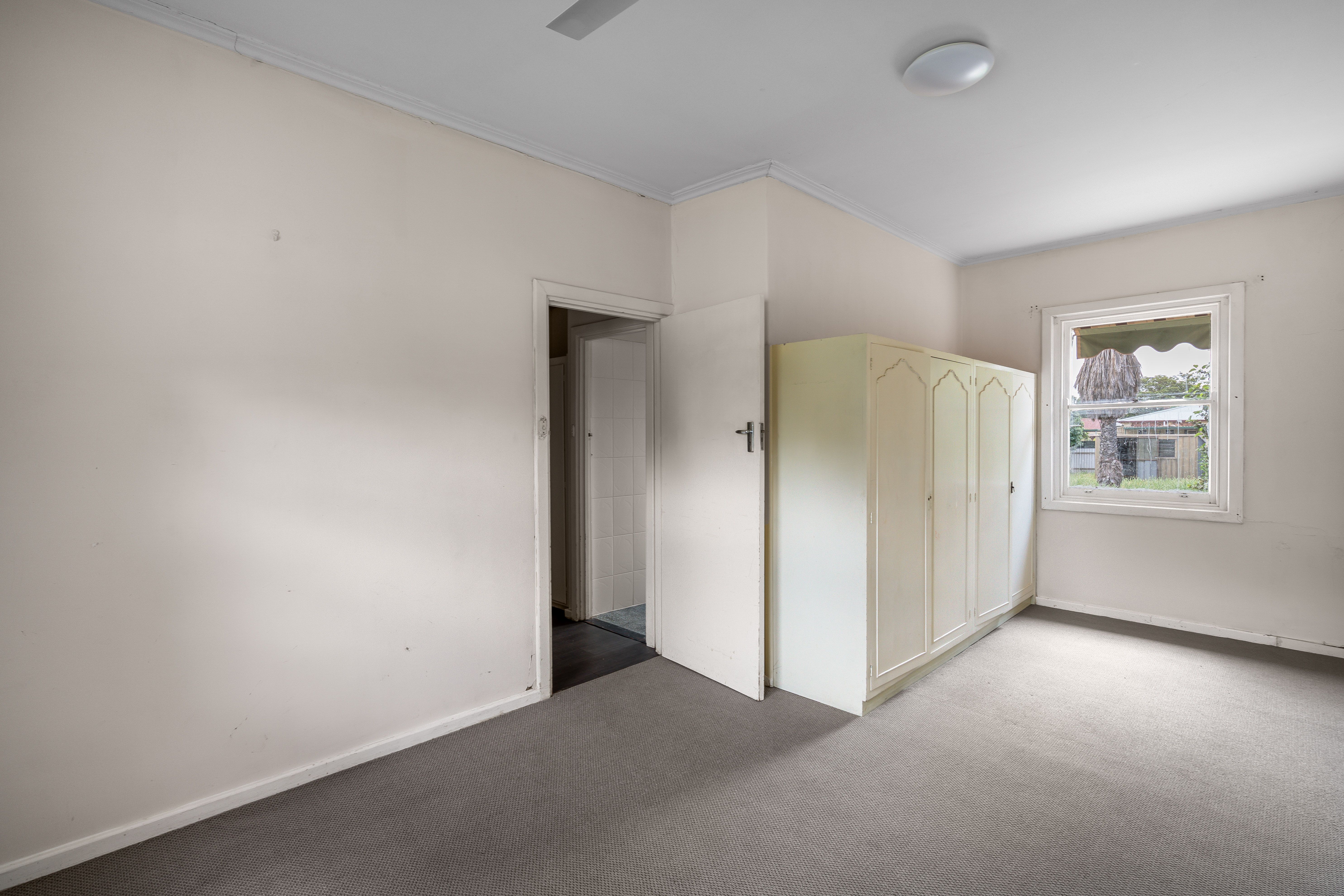 219 Hogarth Road — photo 11 of 16