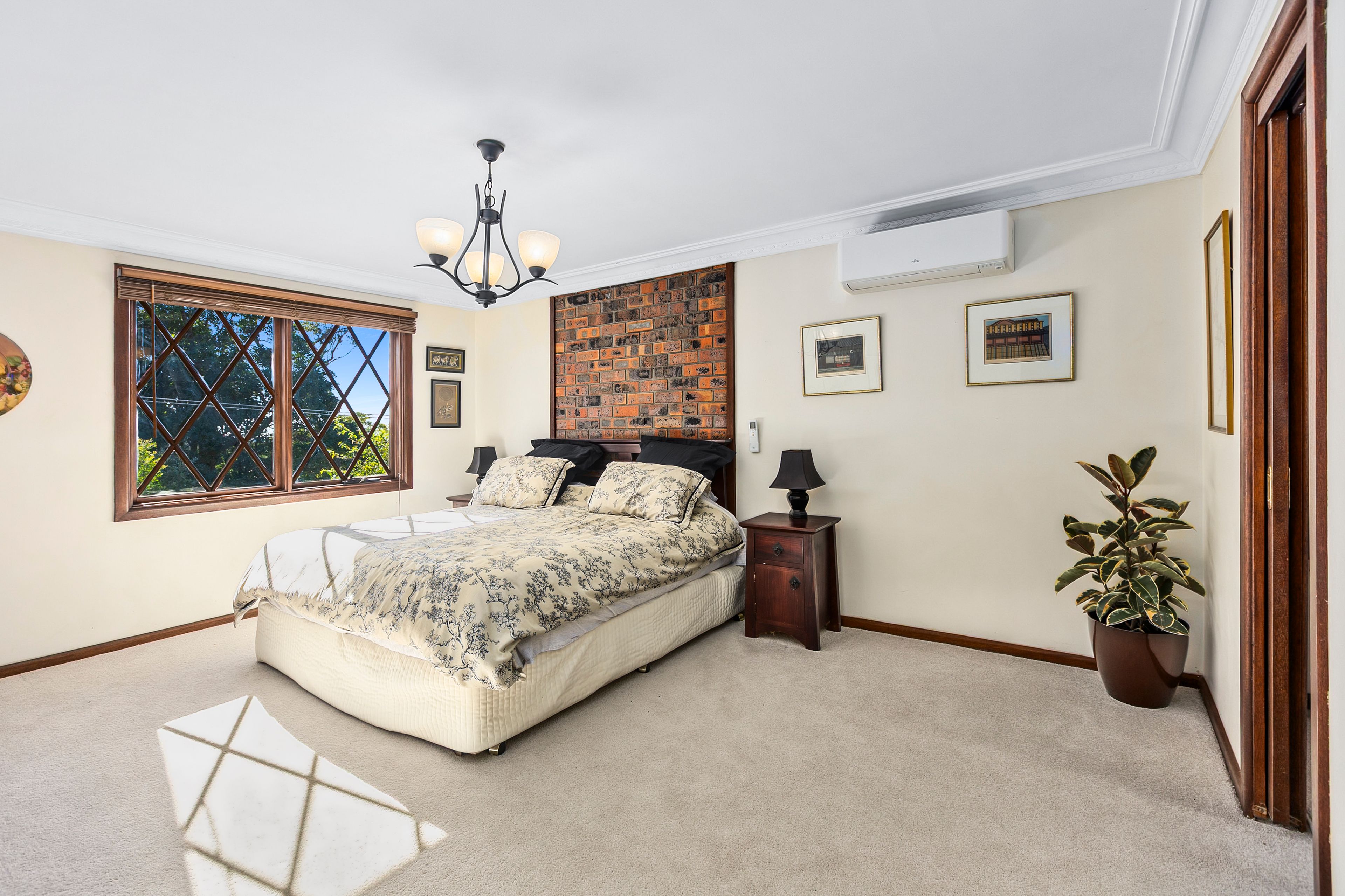 Elegant family entertainer with a separate granny flat, near level rear lawns, 300m to village shops and eateries — photo 7 of 11