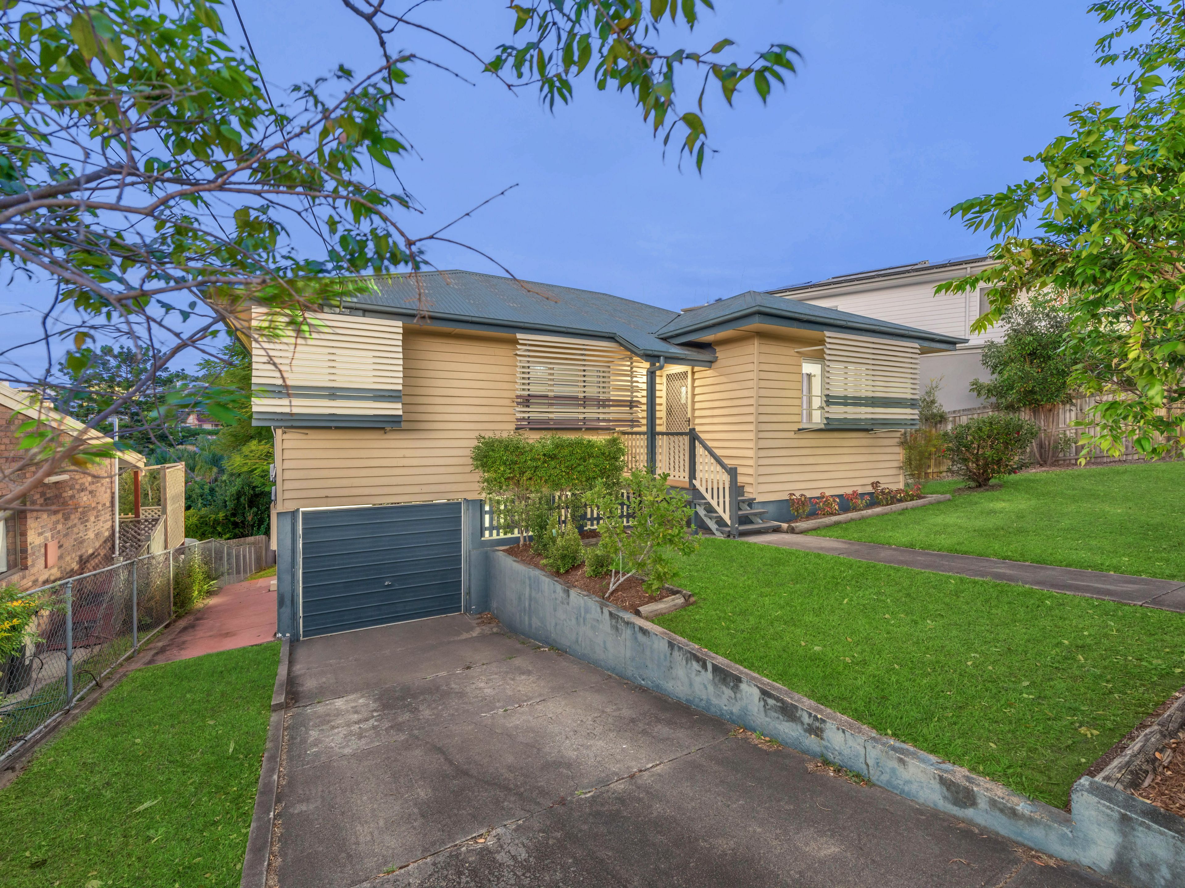 12 Hall Avenue, Norman Park QLD 4170
