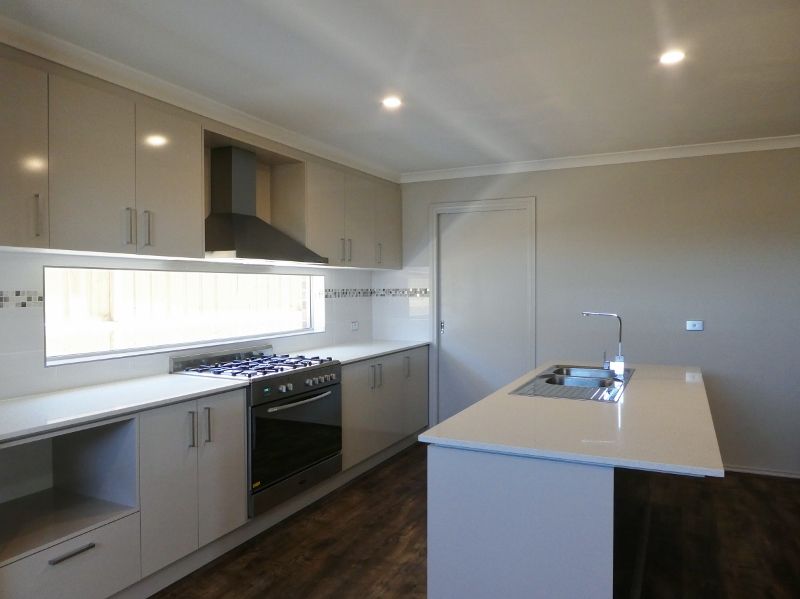 204 Heather Grove, Clyde North, VIC 3978
