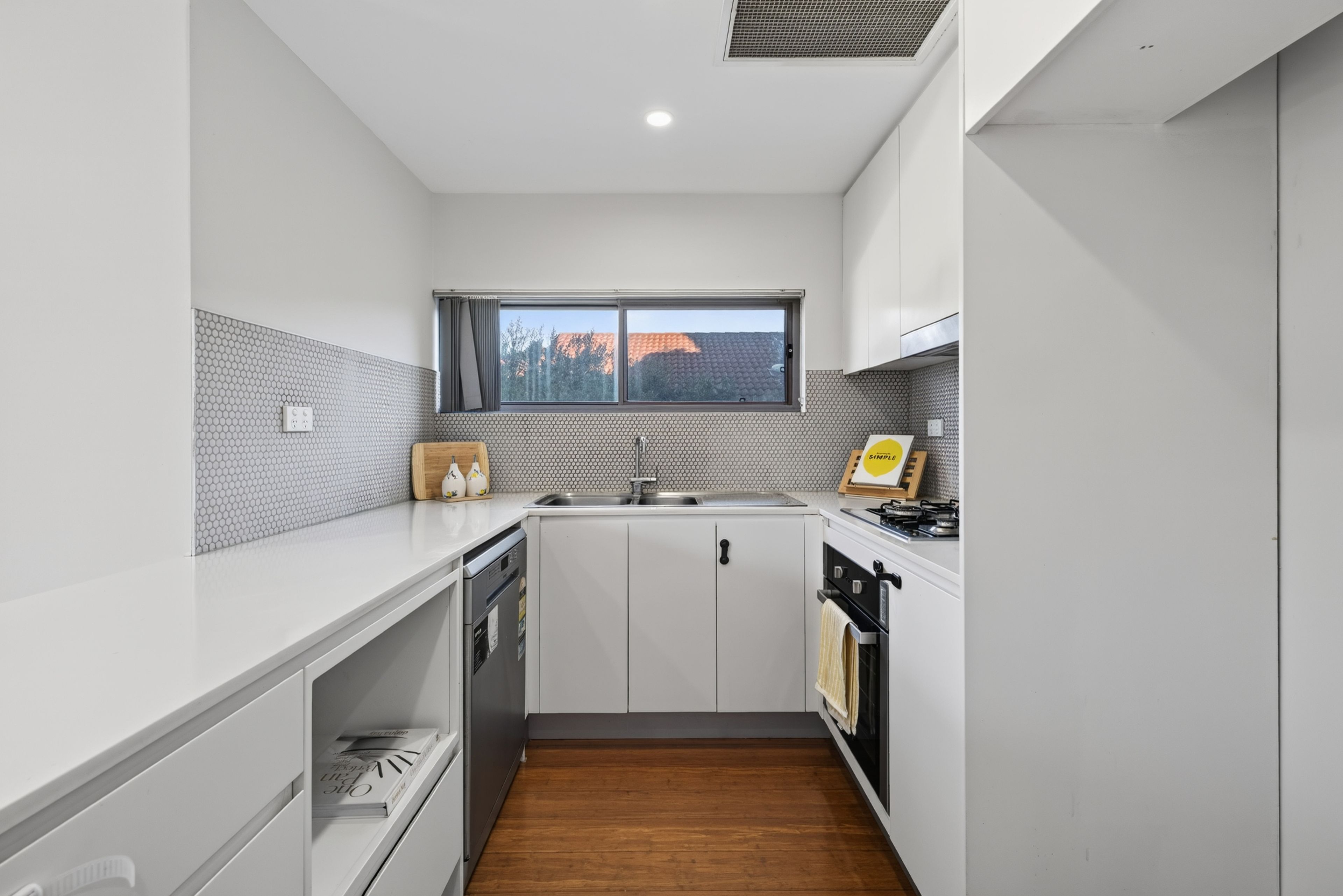 1/33 Percy Street — photo 4 of 16
