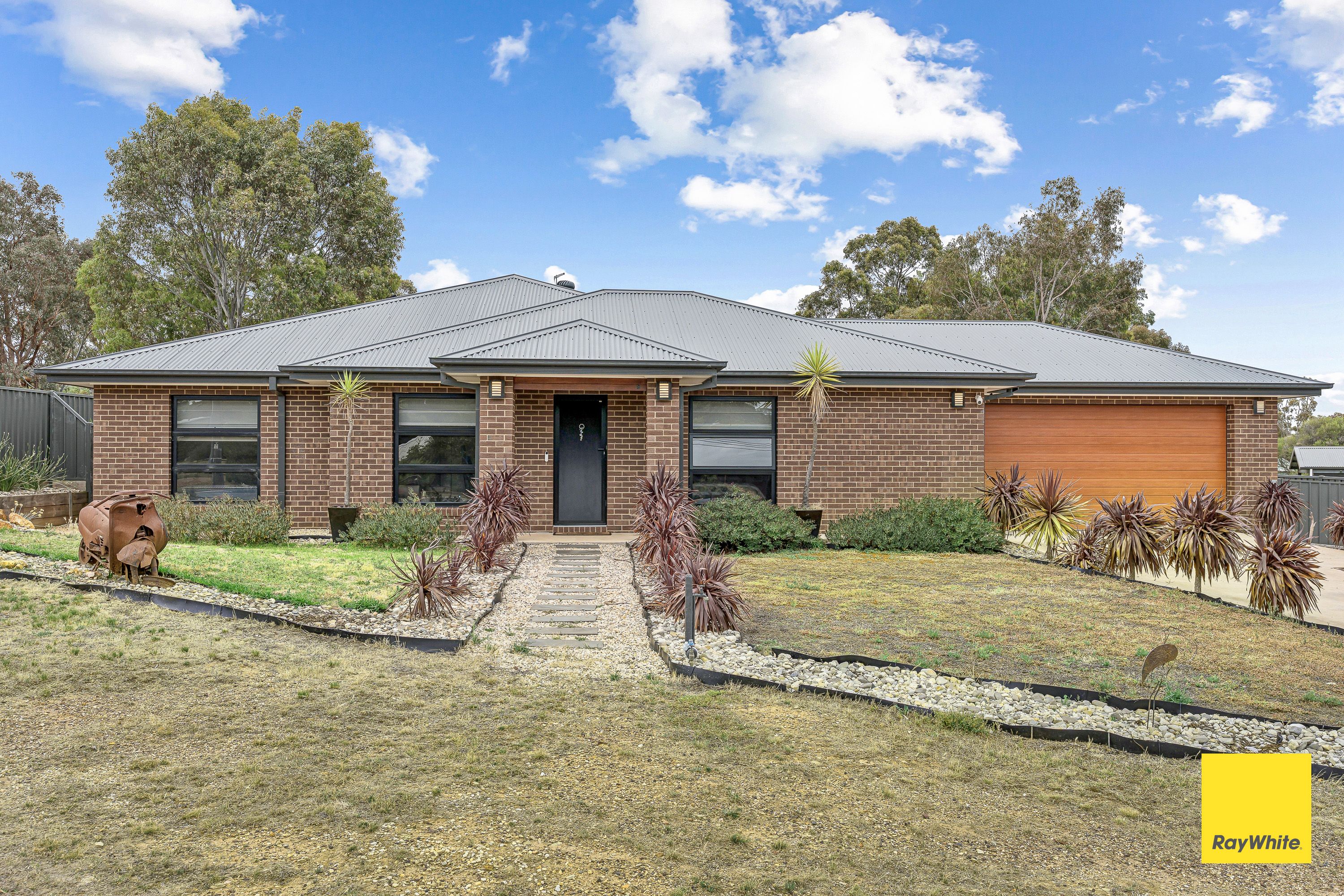 8 Settlers Place