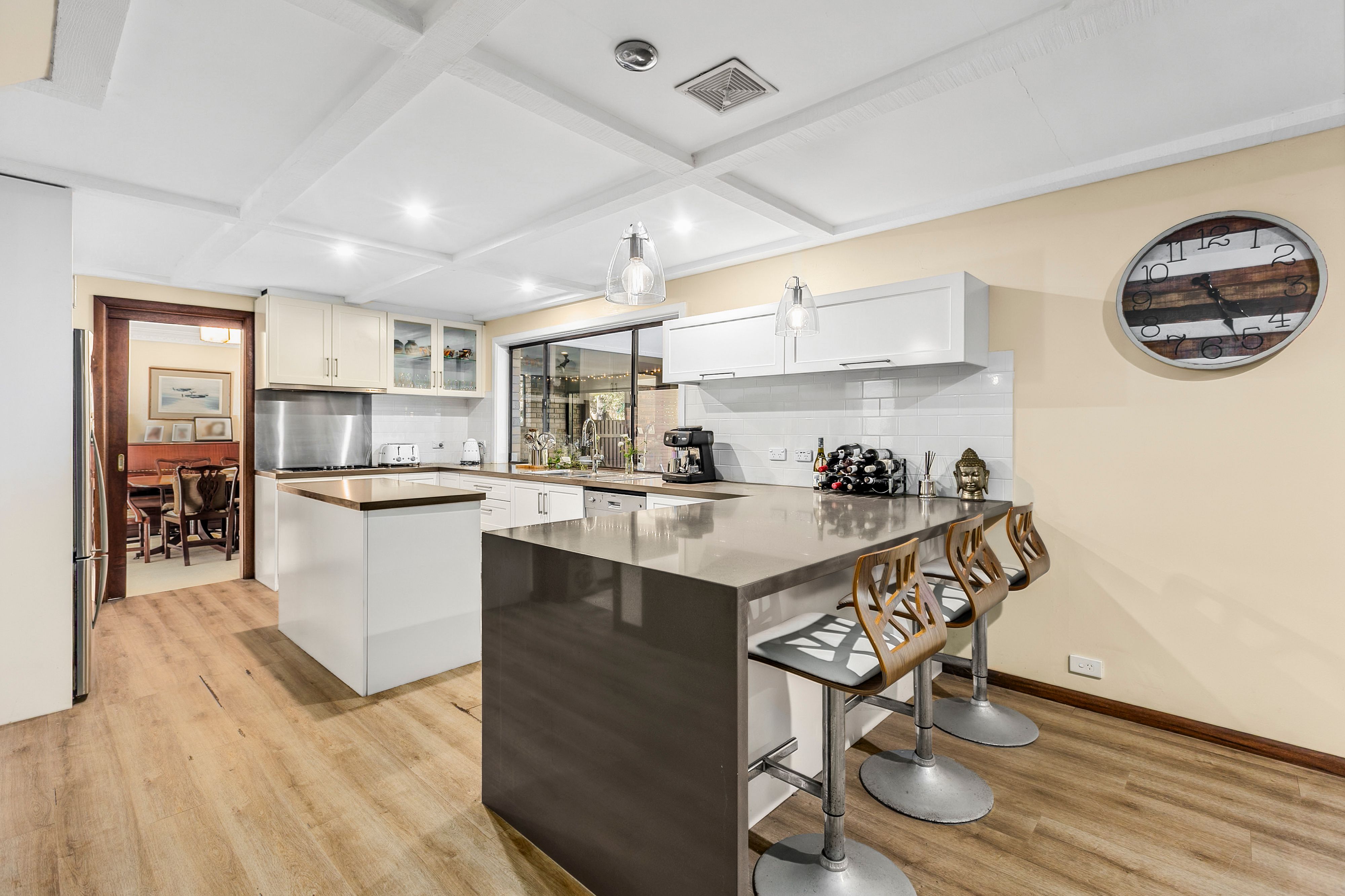 Elegant family entertainer with a separate granny flat, near level rear lawns, 300m to village shops and eateries — photo 4 of 11