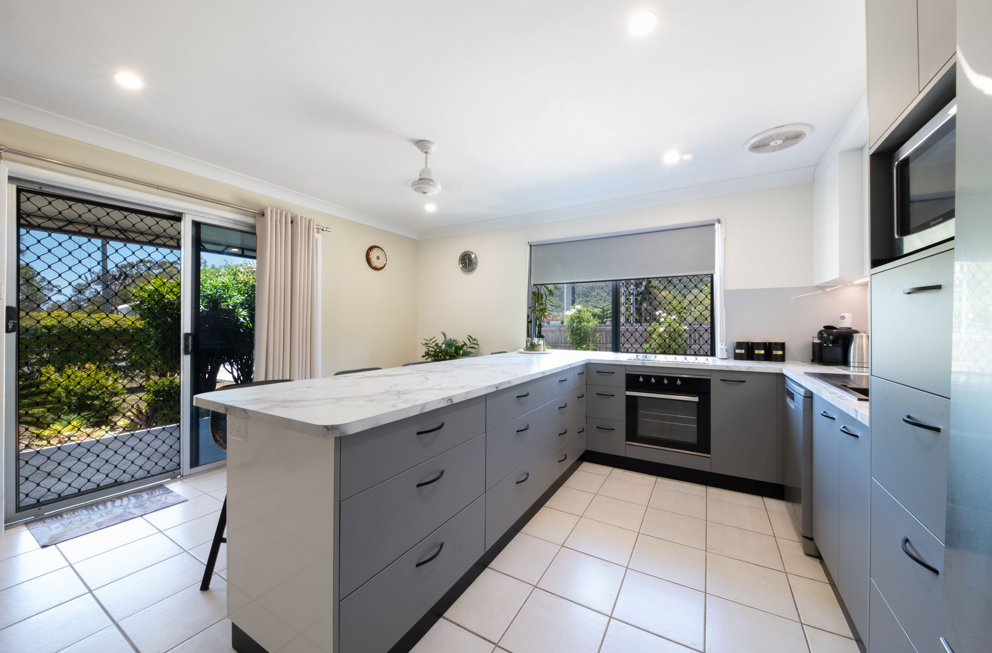 208 Shute Harbour Road — photo 6 of 16