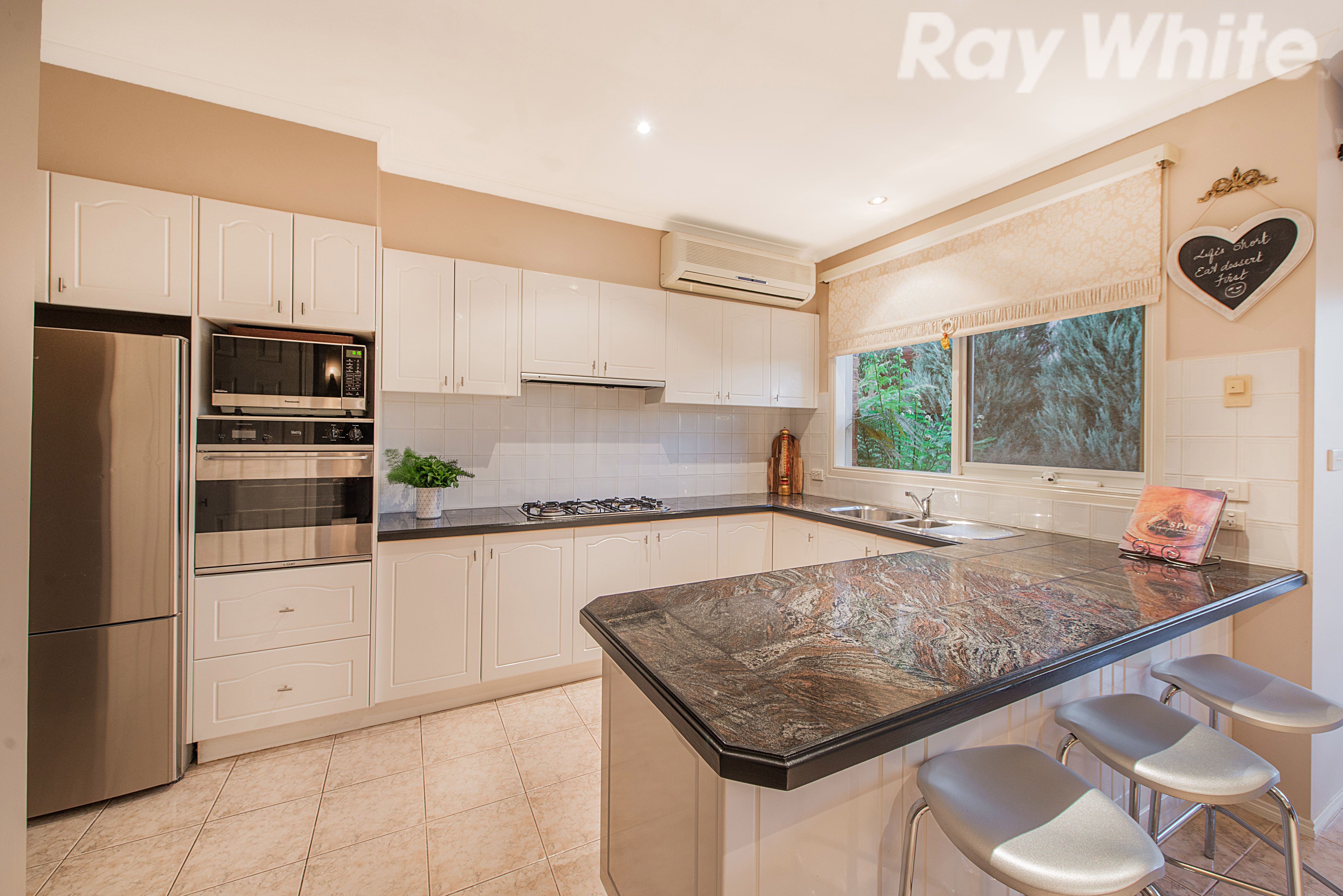 2 Lakewood Drive, Knoxfield, VIC 3180