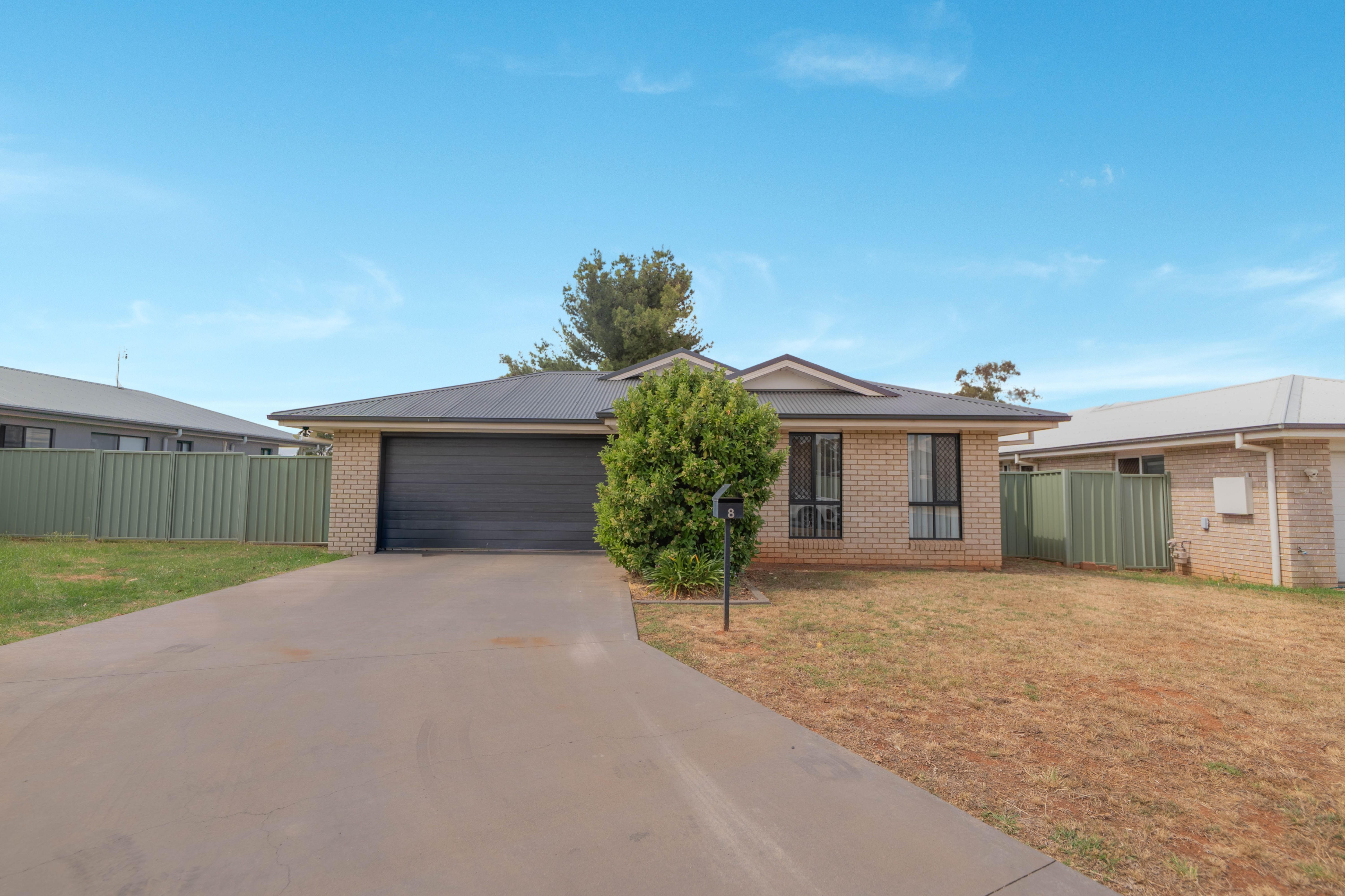 8 Rex Aubrey Place , Parkes NSW 2870