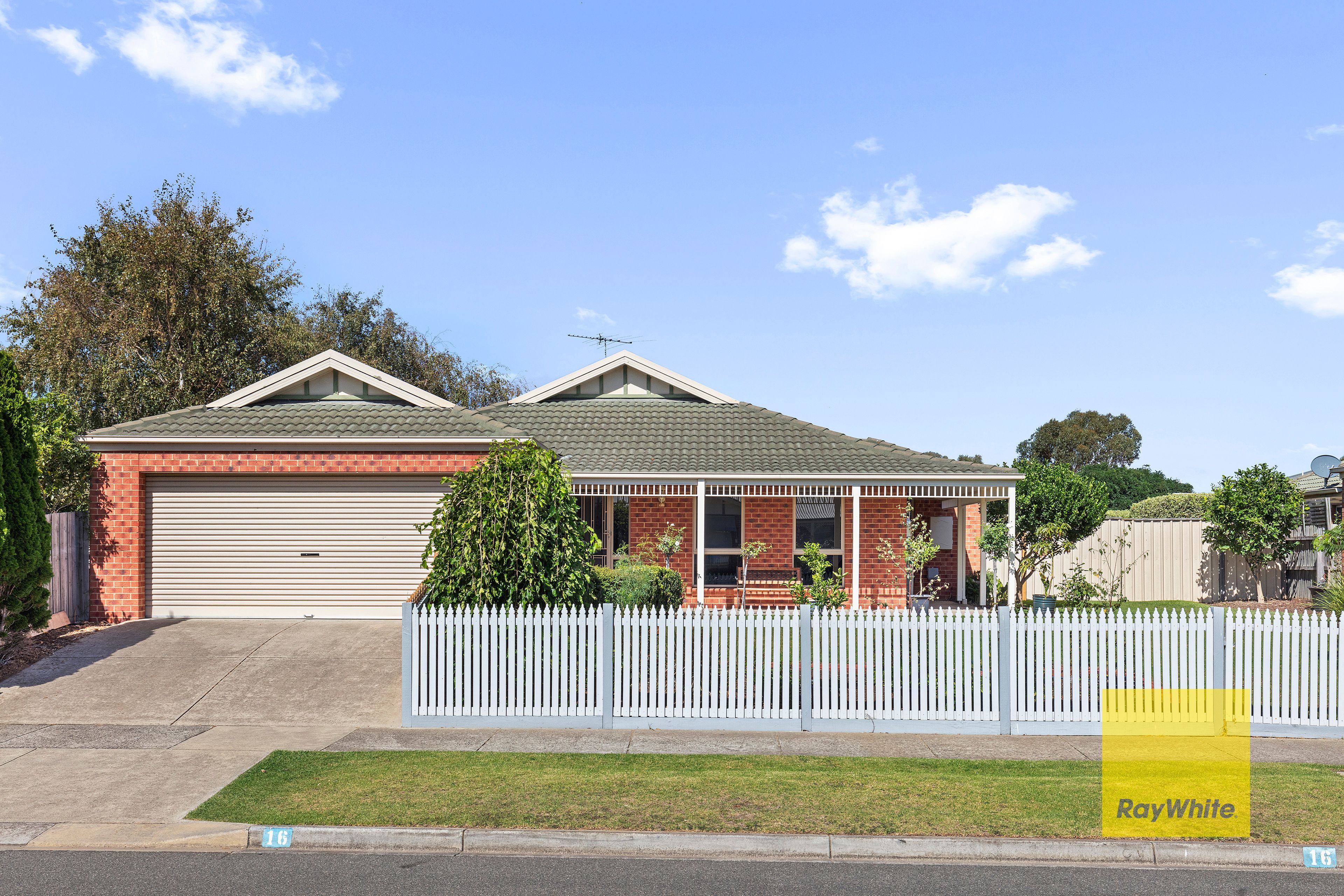16 Paratone Crst, St Albans Park VIC 3219