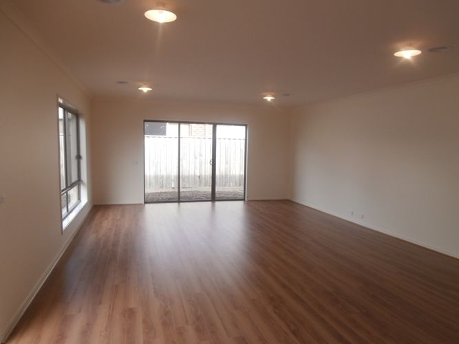 16 Nighthawk Boulevard, South Morang, VIC 3752