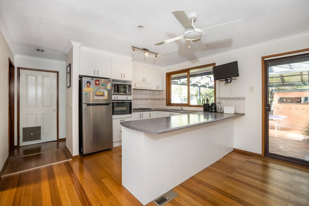 290 Windermere Drive, Ferntree Gully, VIC 3156