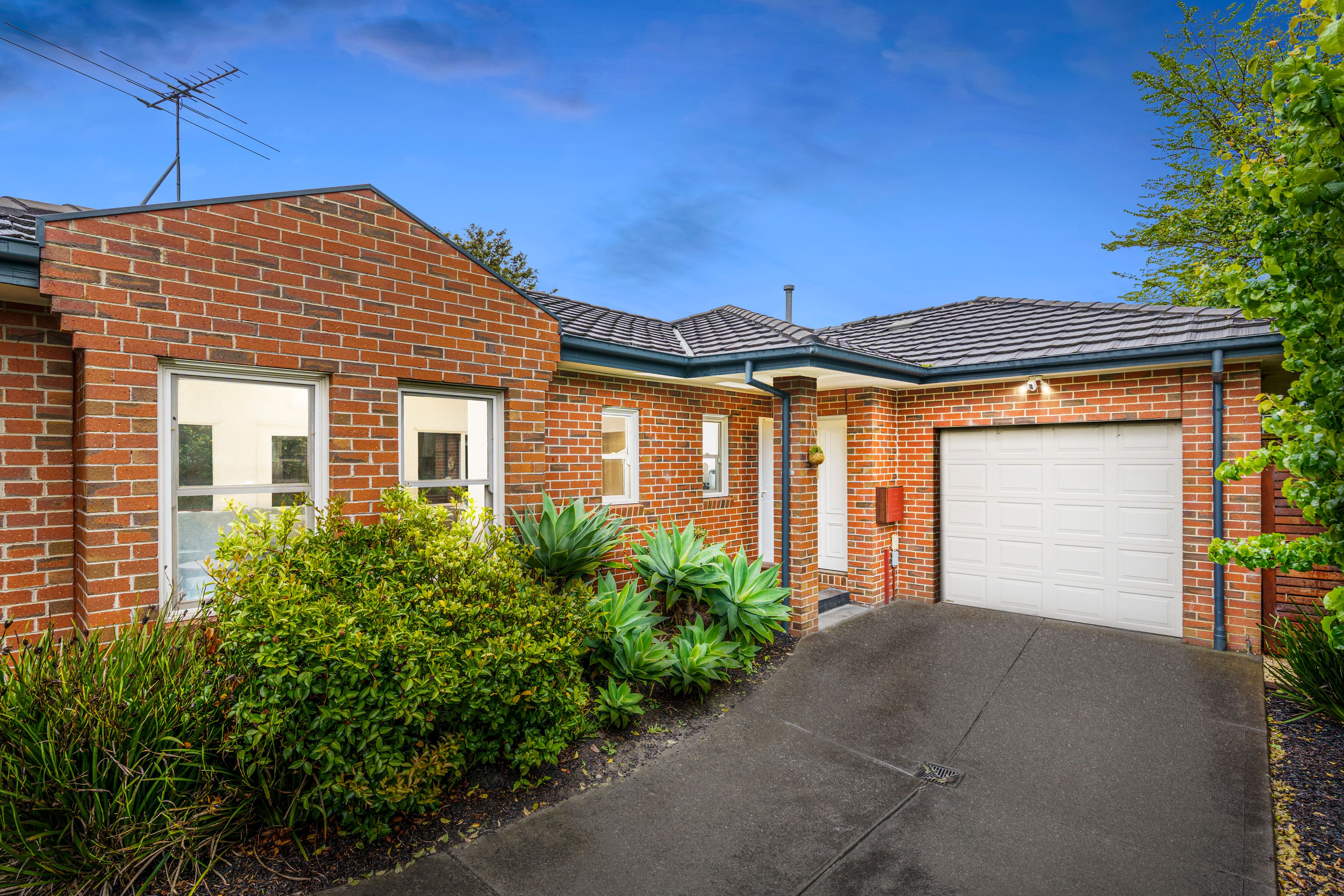 2/25 Douglas Street, Ashwood, VIC 3147 Sold Townhouse Ray White
