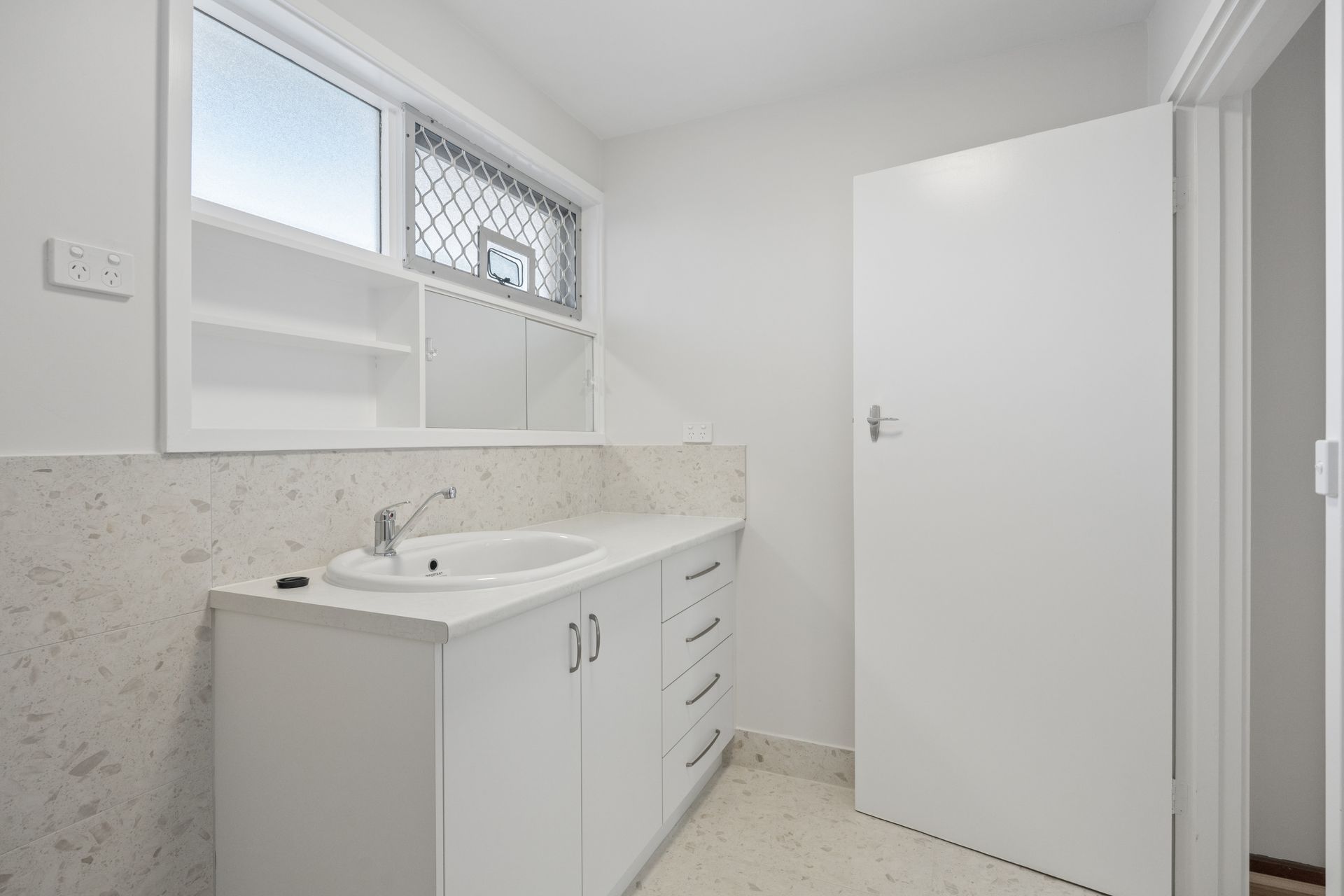2/52 Sackville Terrace — photo 7 of 18