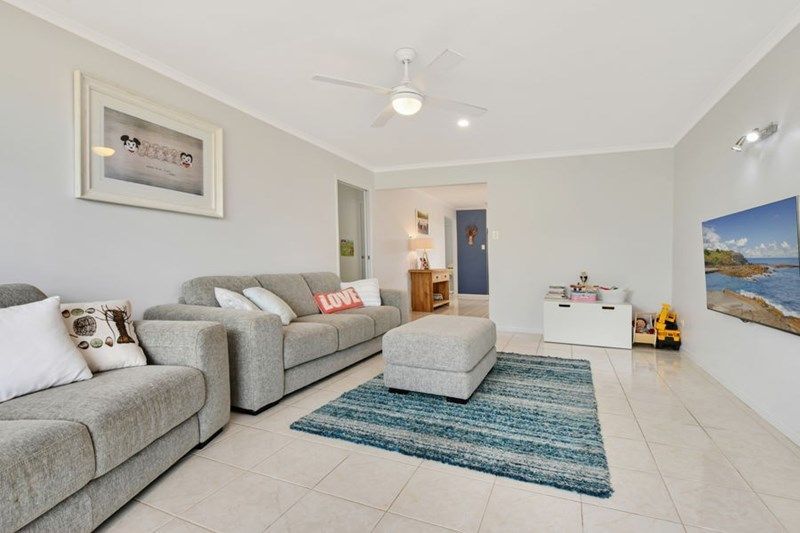 12 Lapoinya Crescent, Warana, QLD 4575