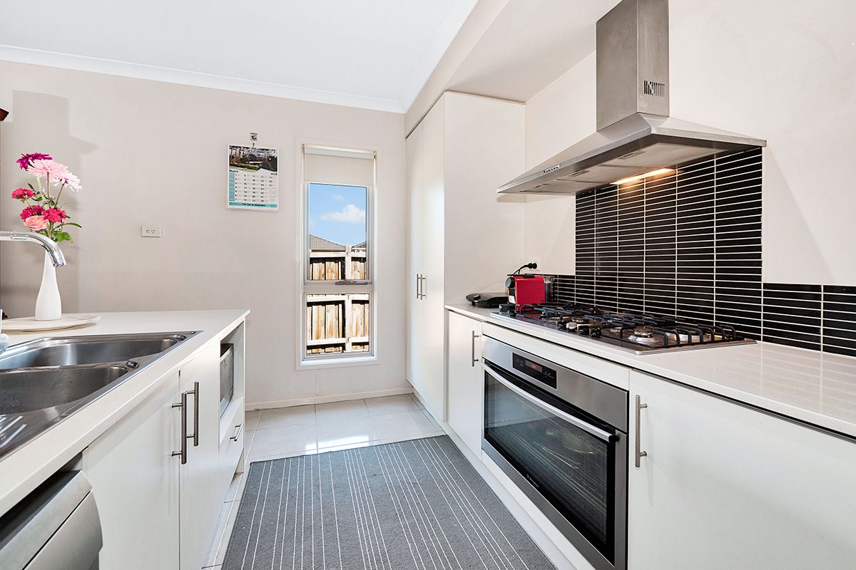 2 Watford Avenue, Cranbourne West, VIC 3977