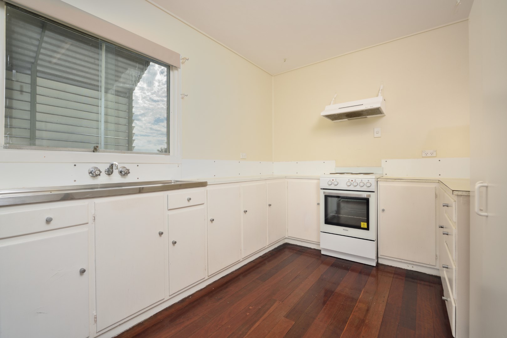 8 Coase Street, West Gladstone, QLD 4680
