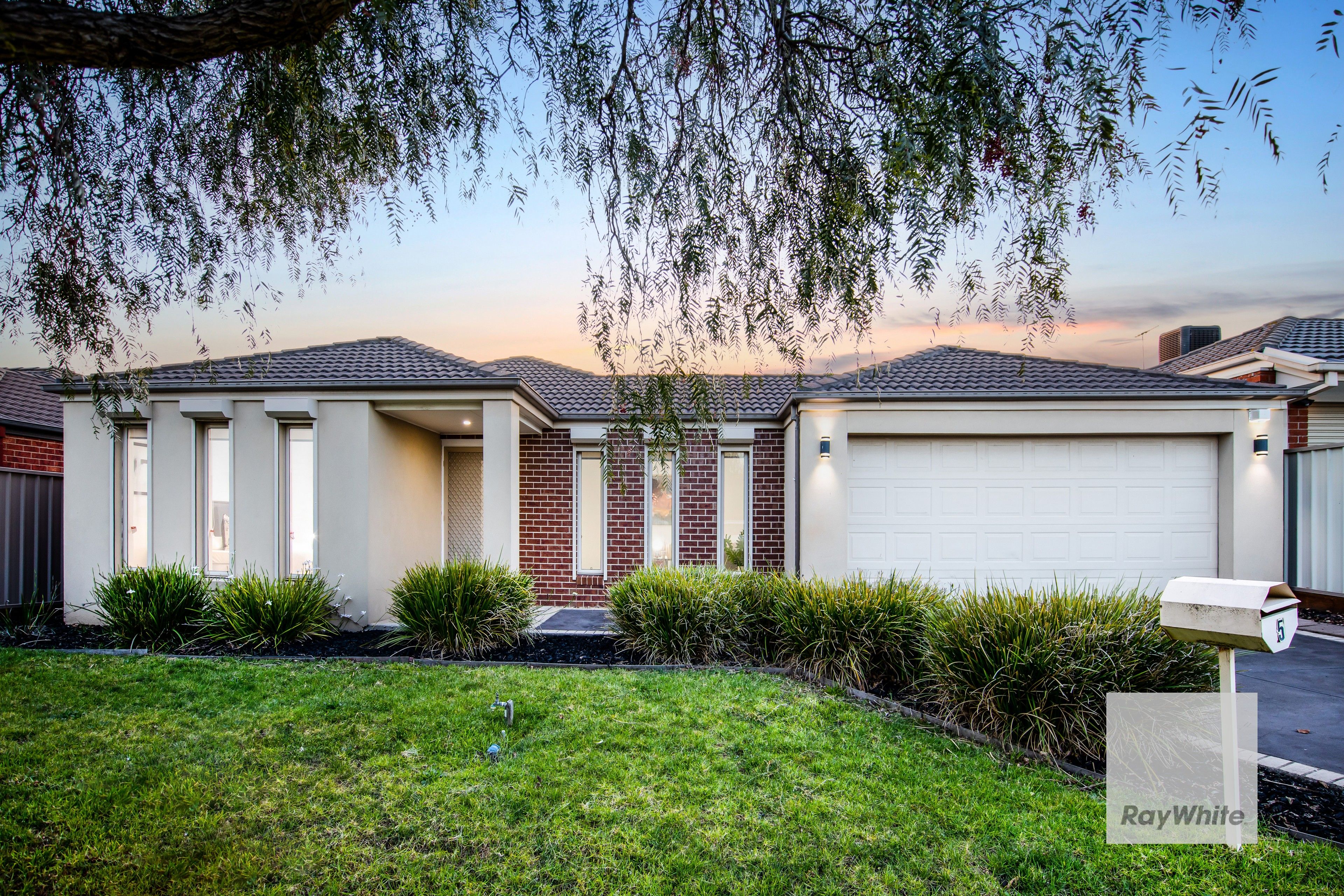5 Addicott Way , Taylors Hill VIC 3037