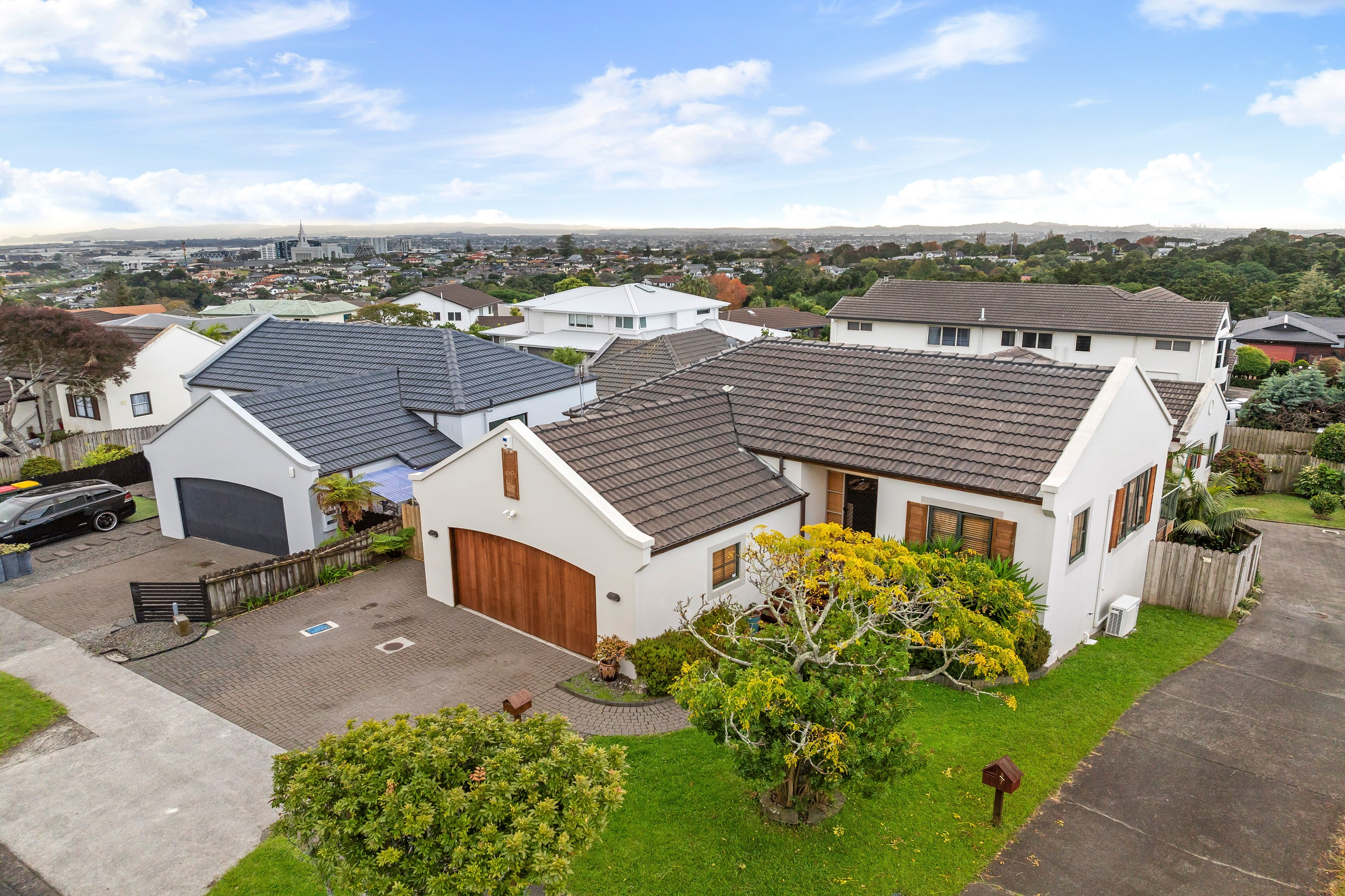 1/7 Ribbonwood Crescent, Goodwood Heights, Manukau City