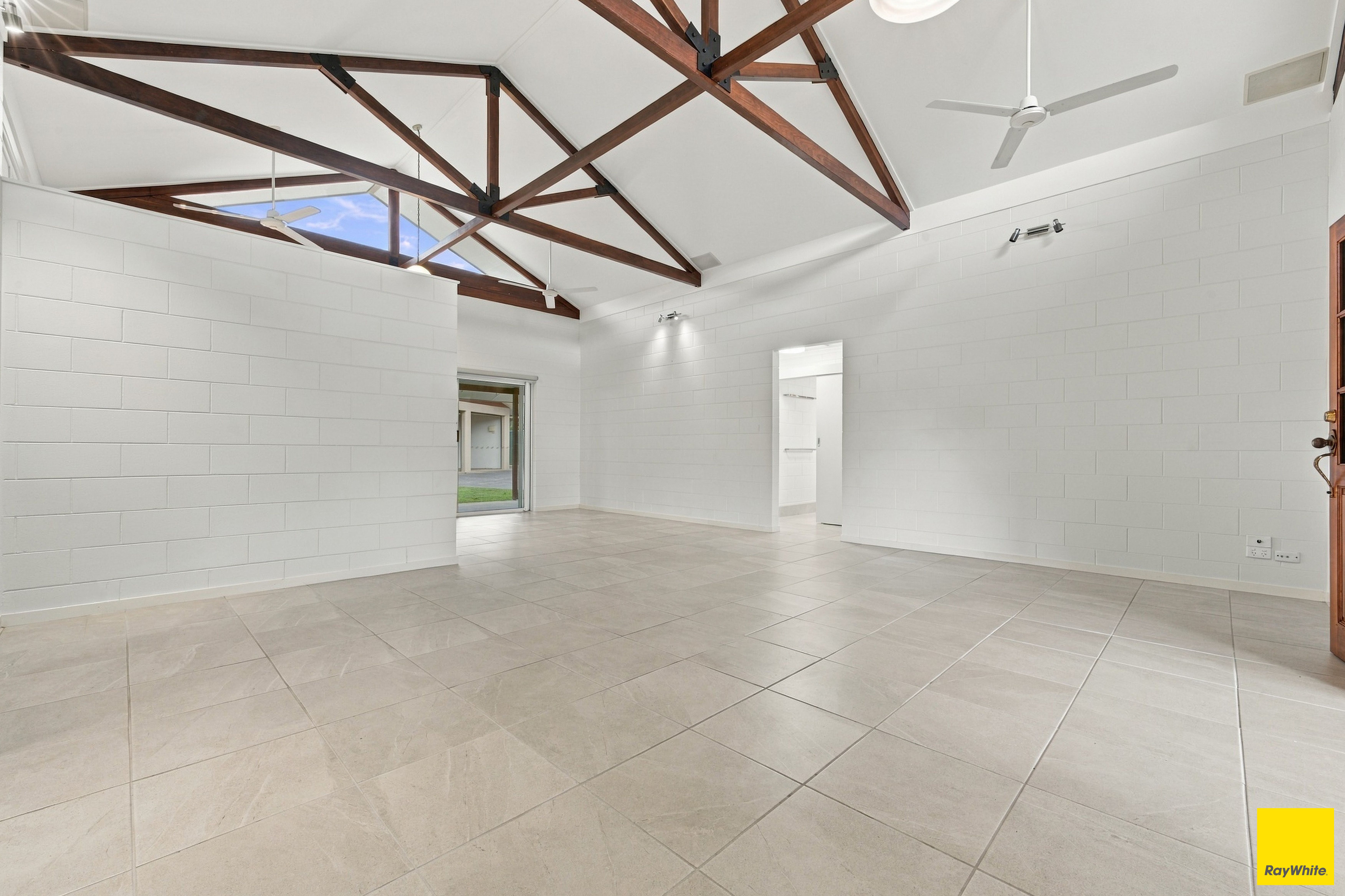 25 Del Manso Crescent — photo 8 of 24