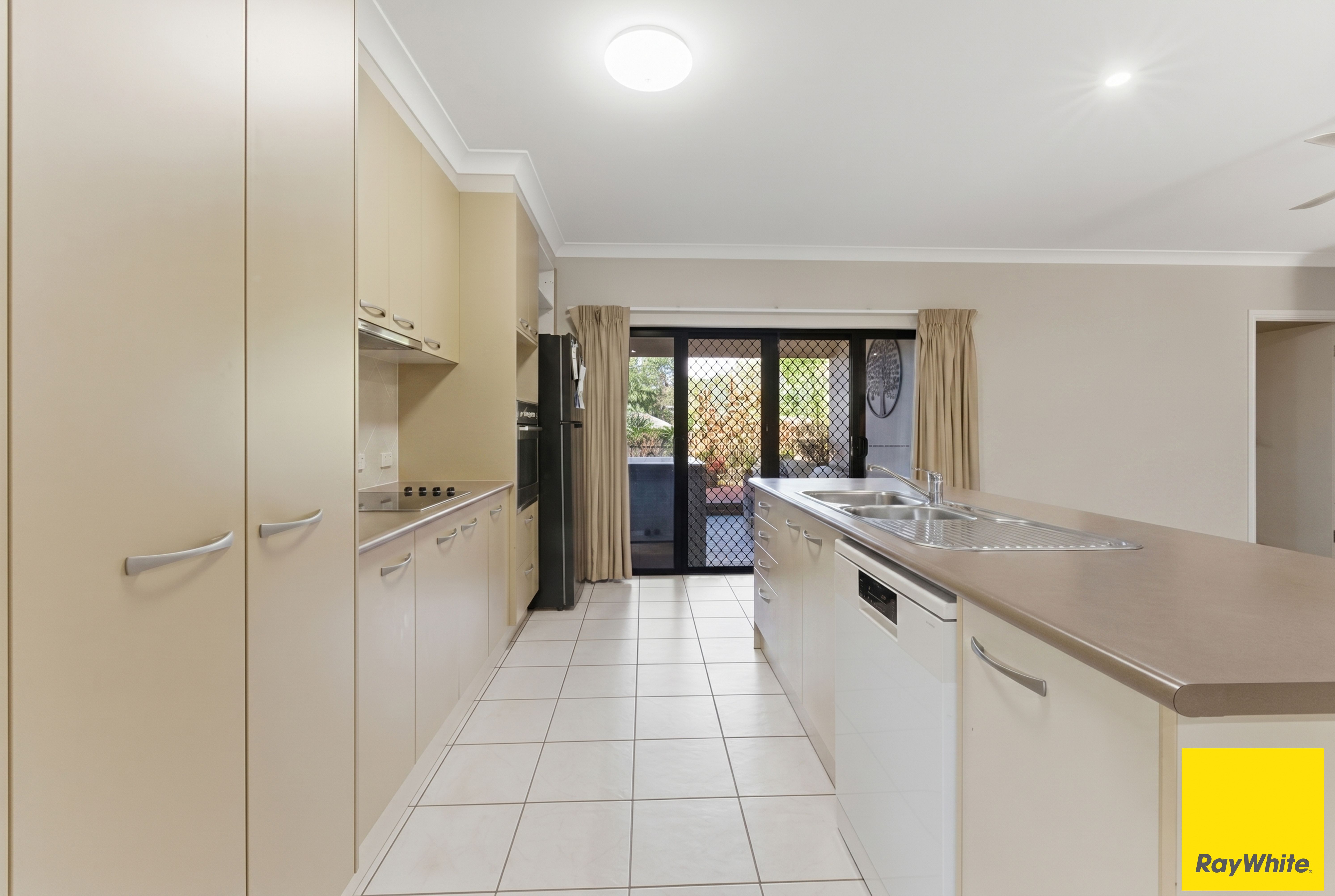 10 Sandover Close — photo 4 of 14
