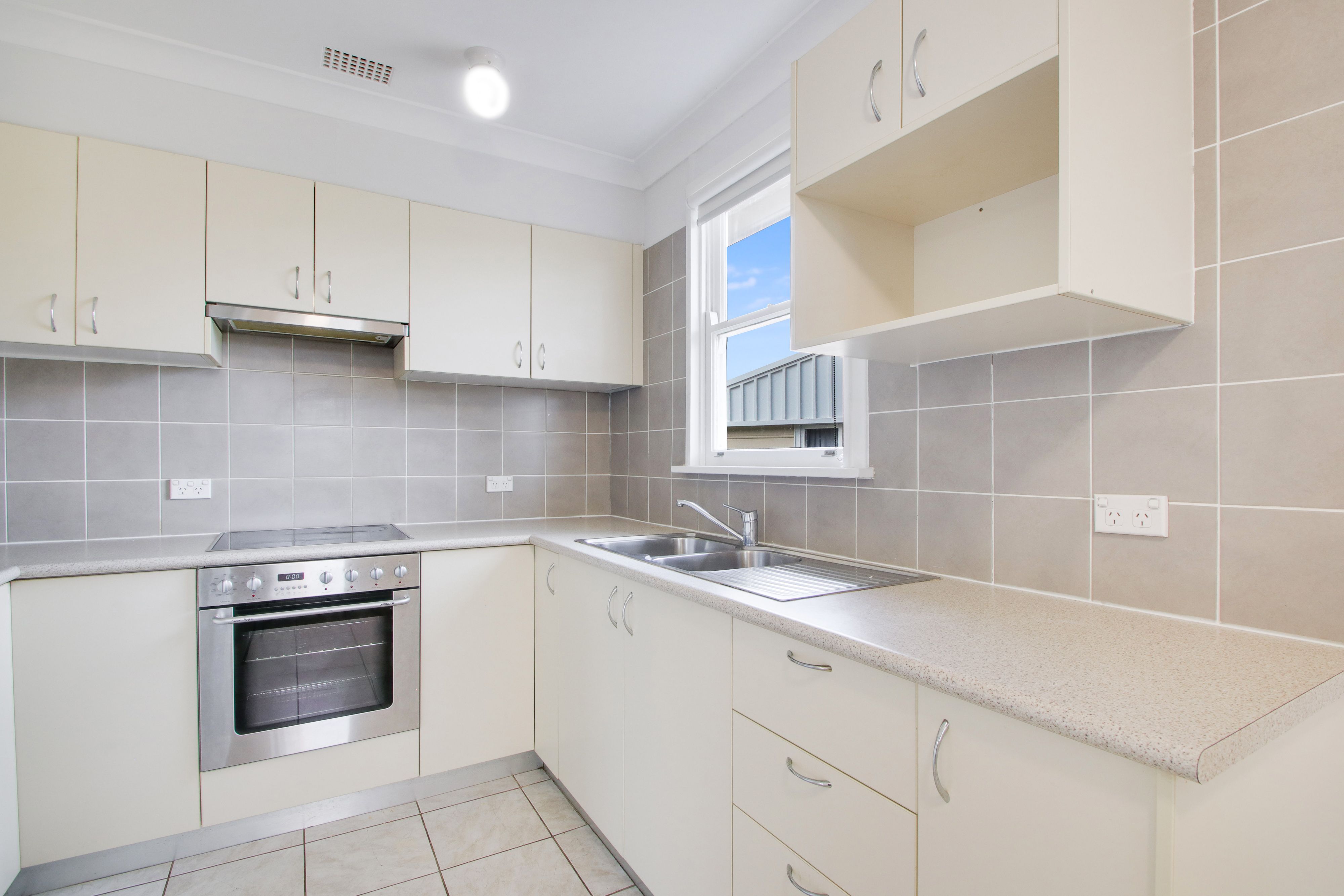 16 Rotorua Street, Lethbridge Park, NSW 2770