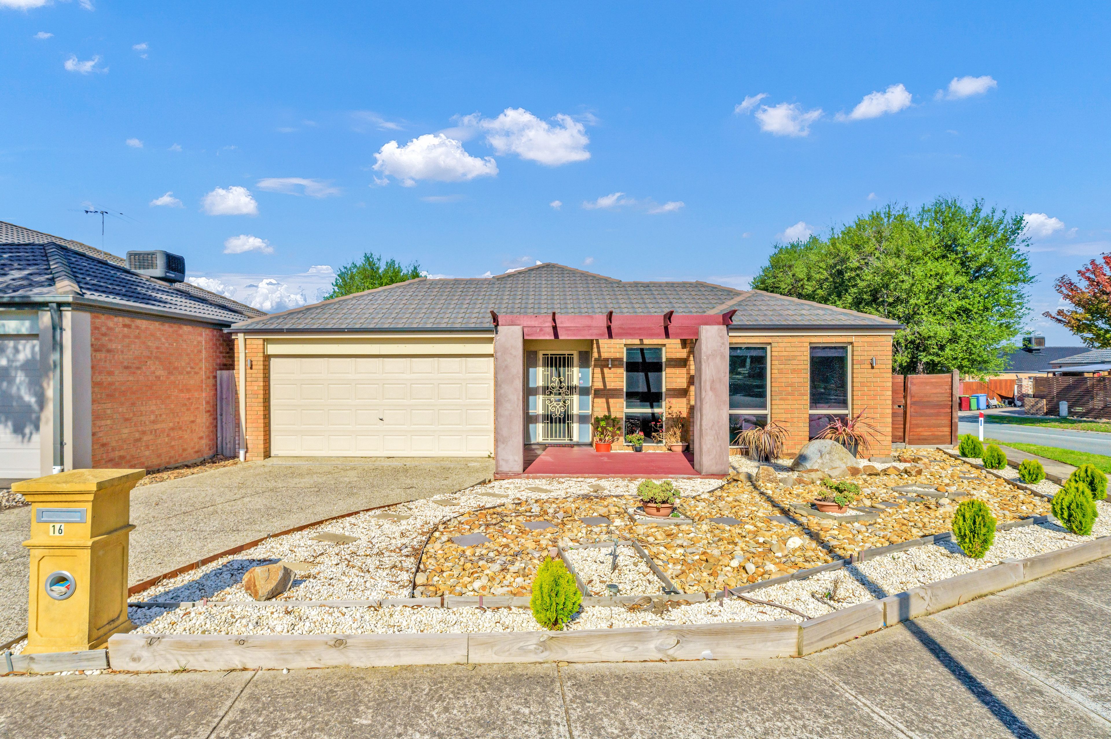 16 Melington Drive, Lyndhurst VIC 3975