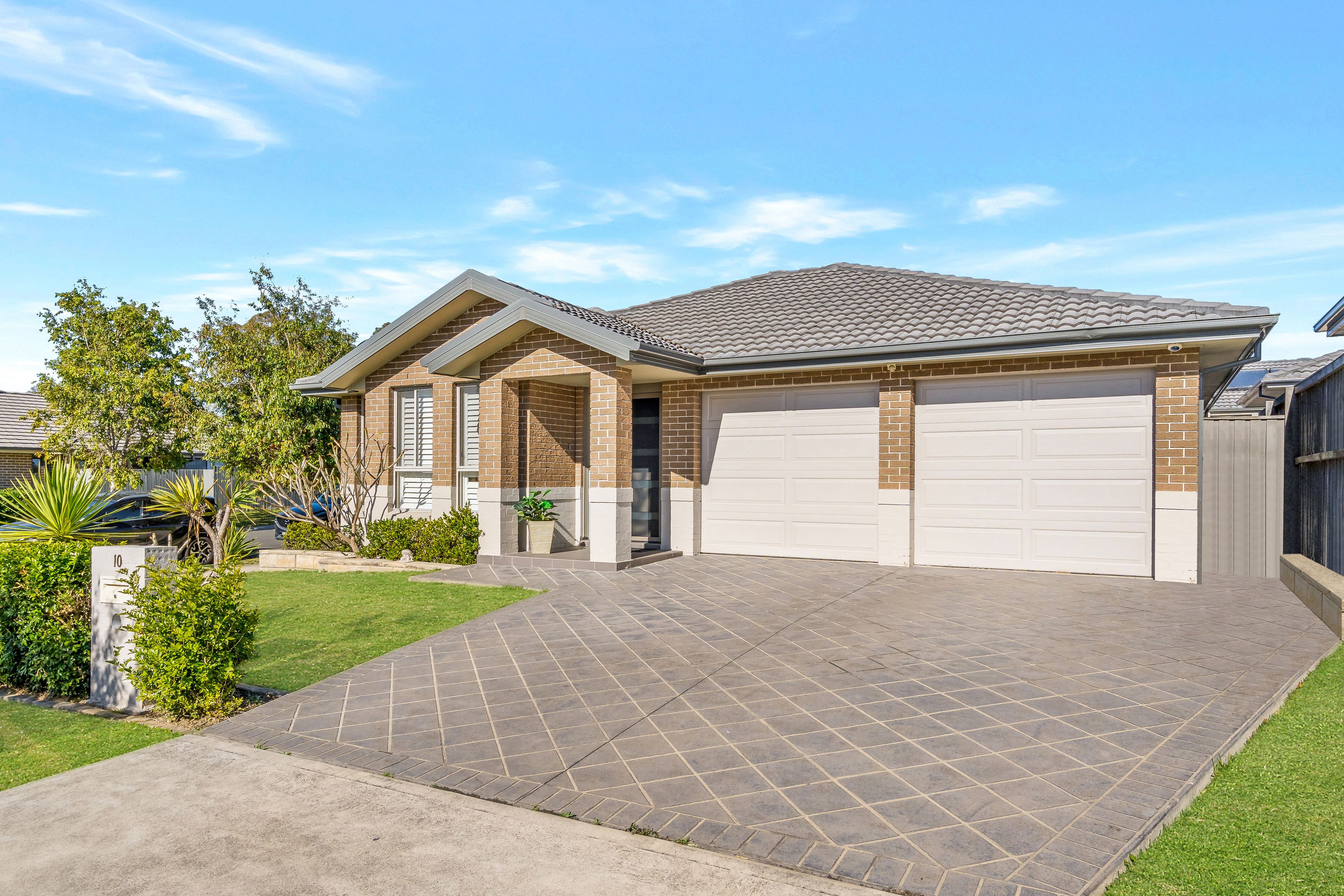 10 Hargrave Avenue, Middleton Grange, NSW 2171