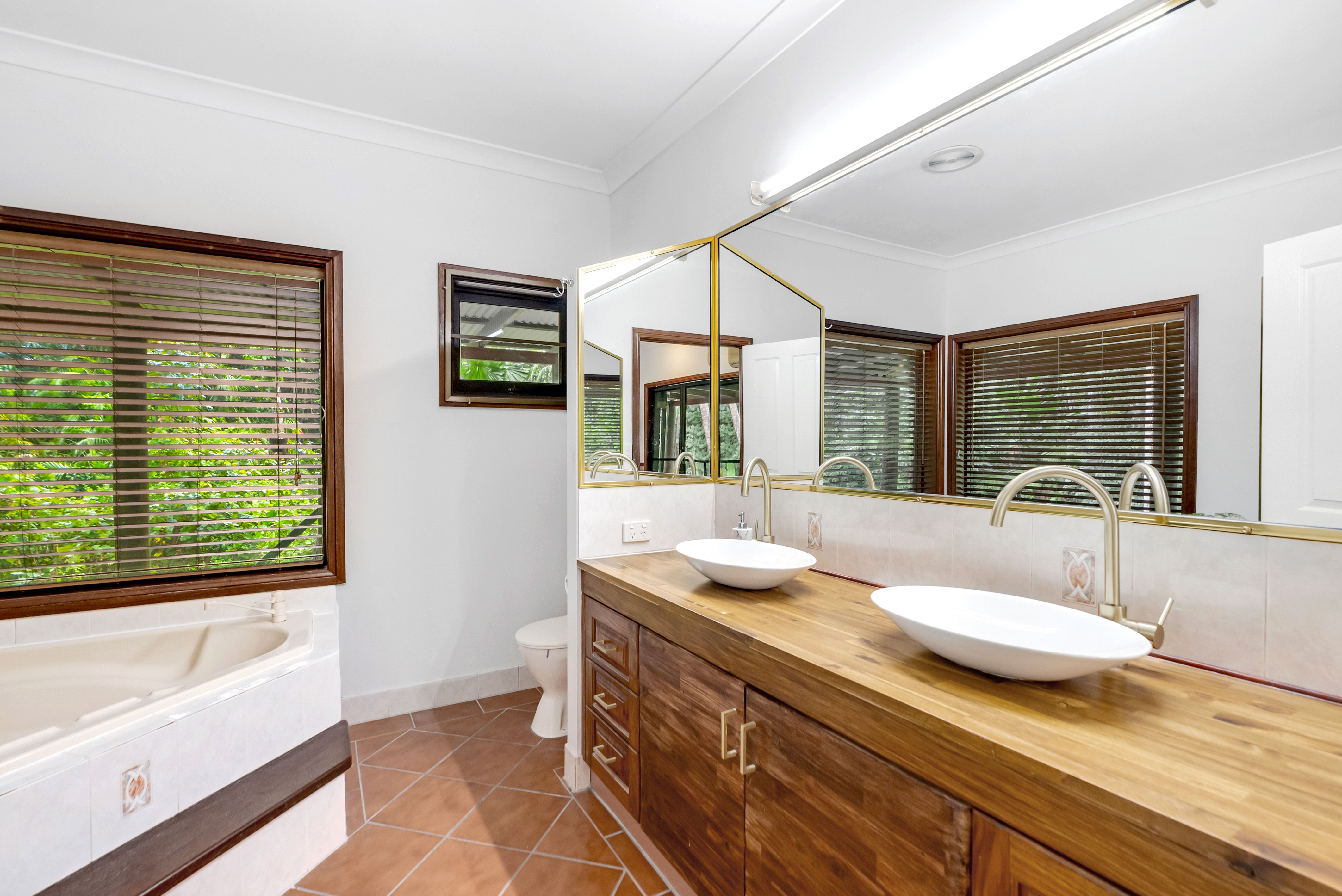 27 Gregory Terrace — photo 10 of 21