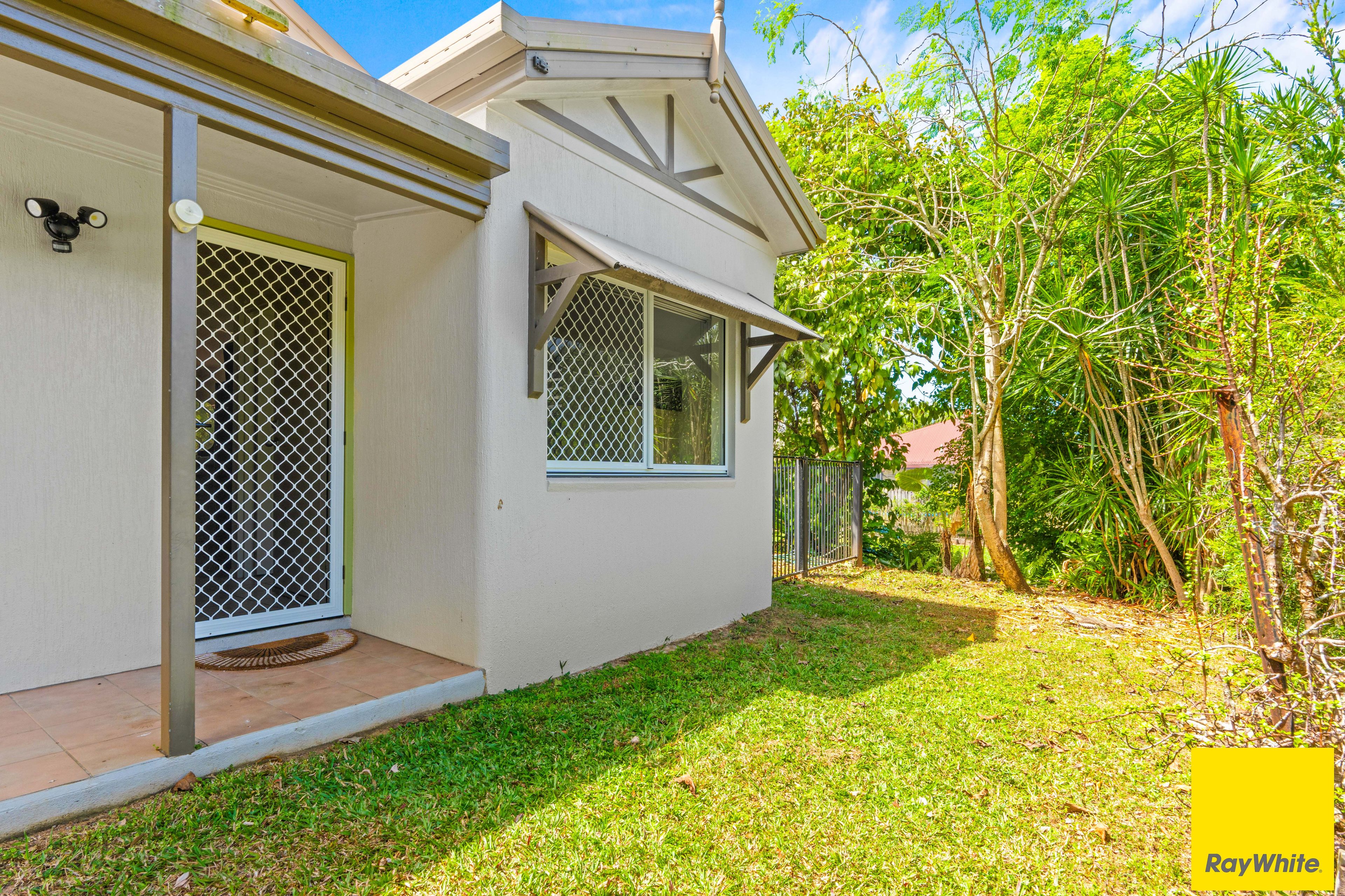 7 Dodd Court, Mooroobool, QLD 4870