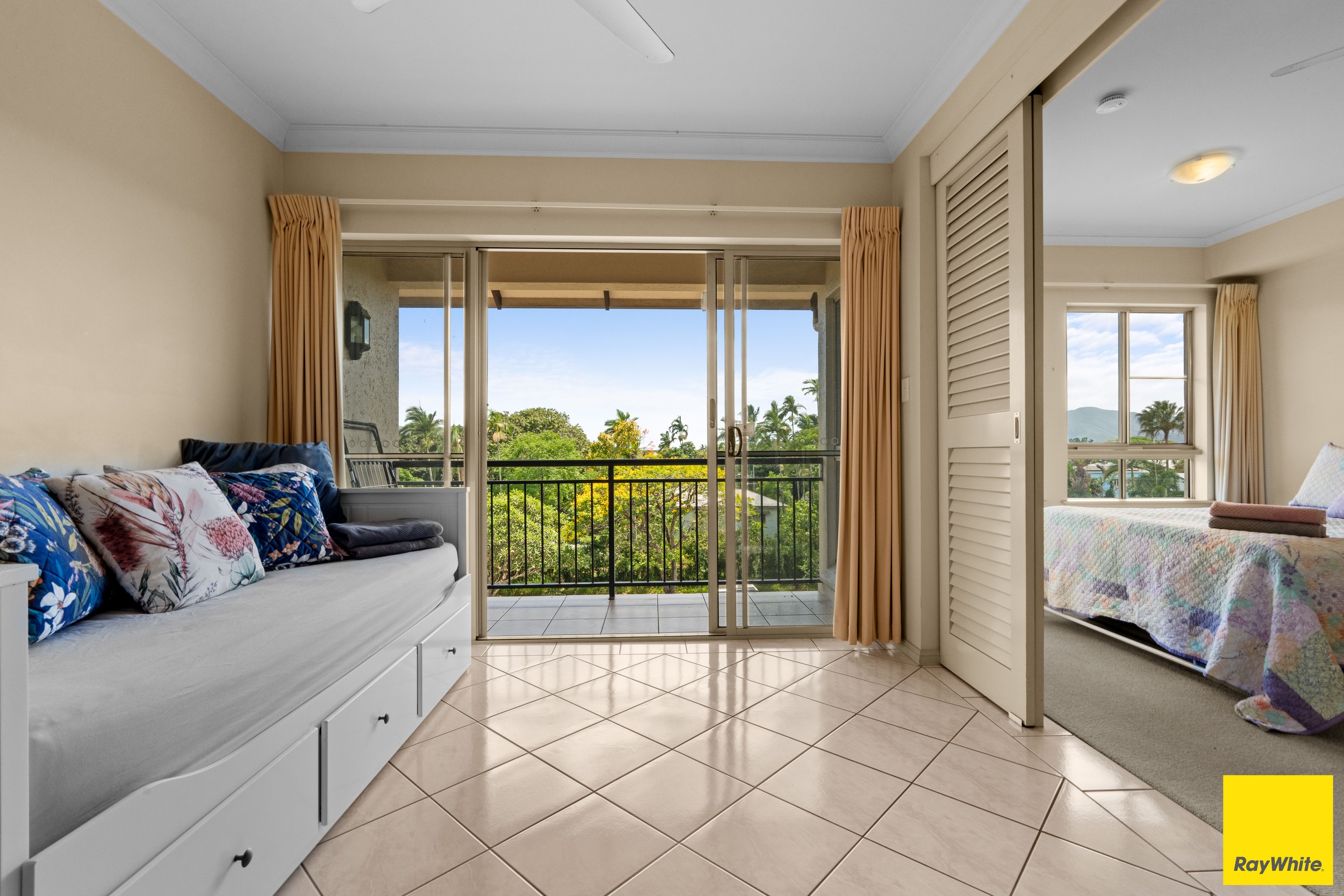 1813/2-10 Greenslopes Street, Cairns North, QLD 4870