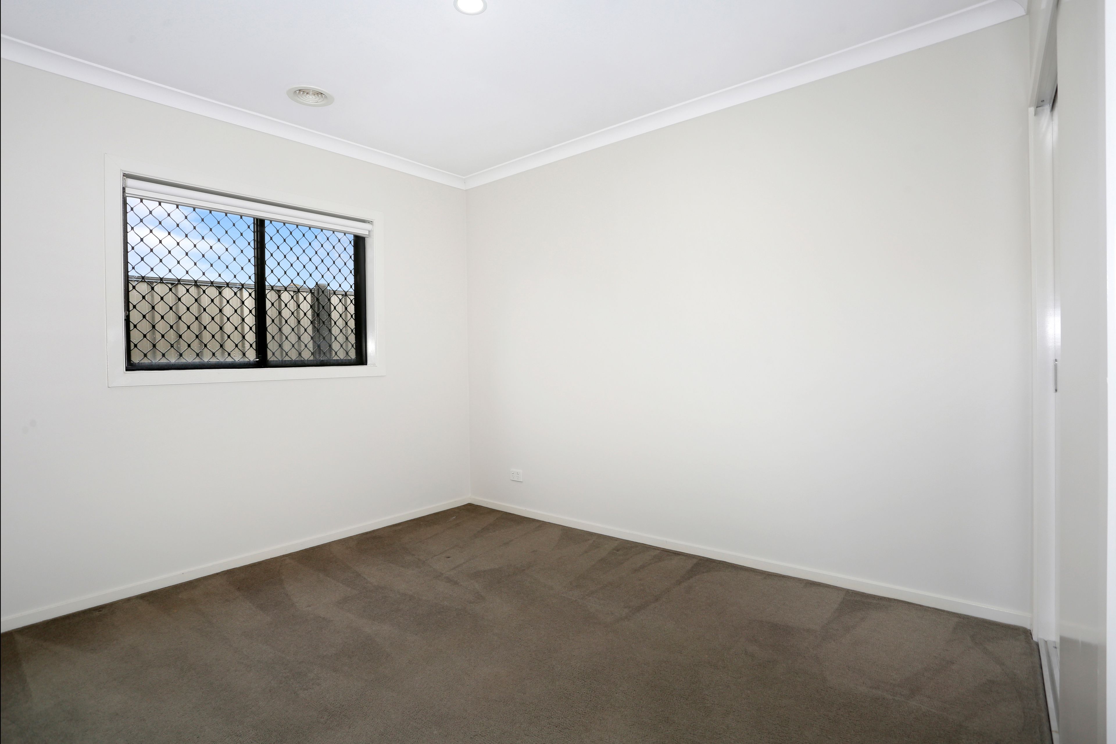 106 Everard Road — photo 5 of 6