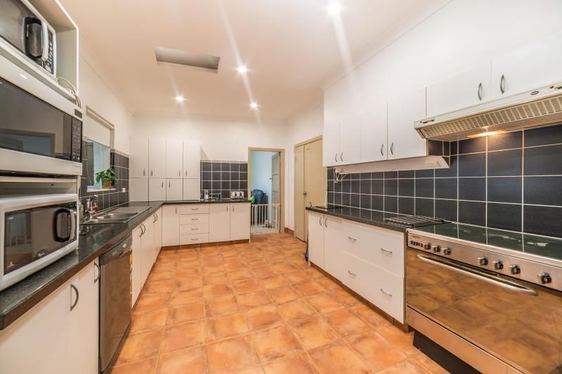 6 Canara Street, Benowa, QLD 4217