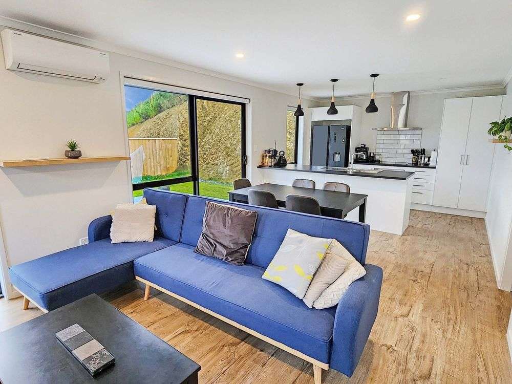 72 Antrim Crescent photo 5
