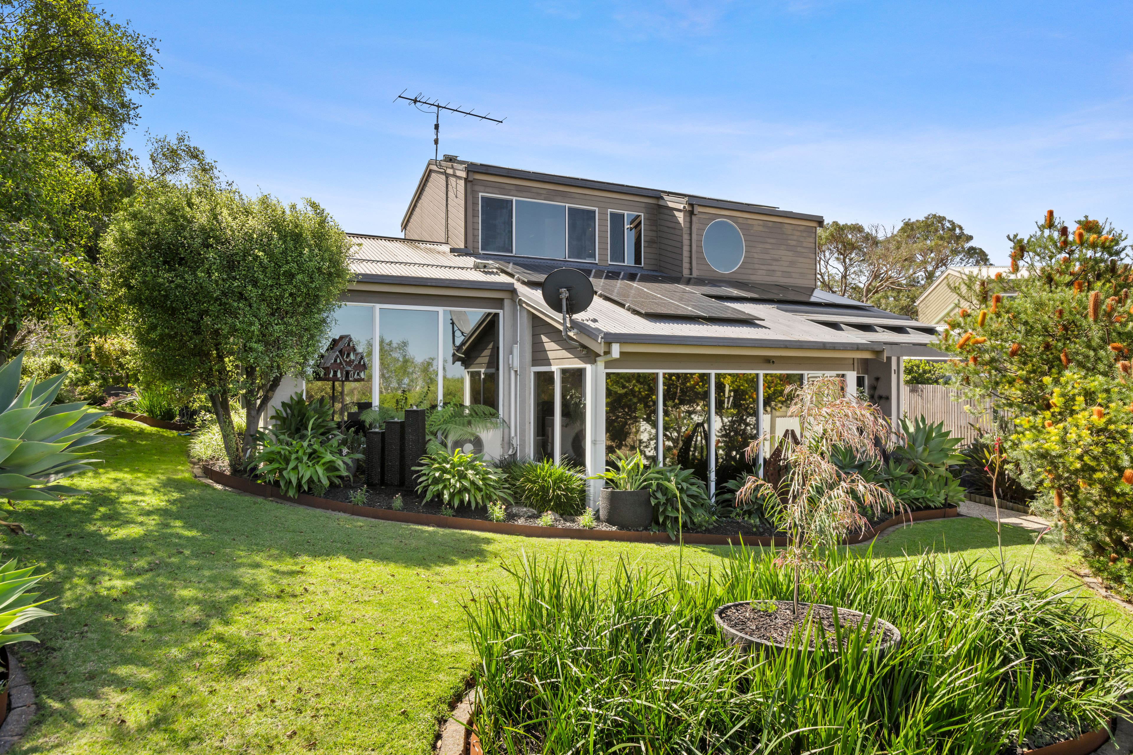 1/1 Watersedge Terrace — photo from Ray White Highton
