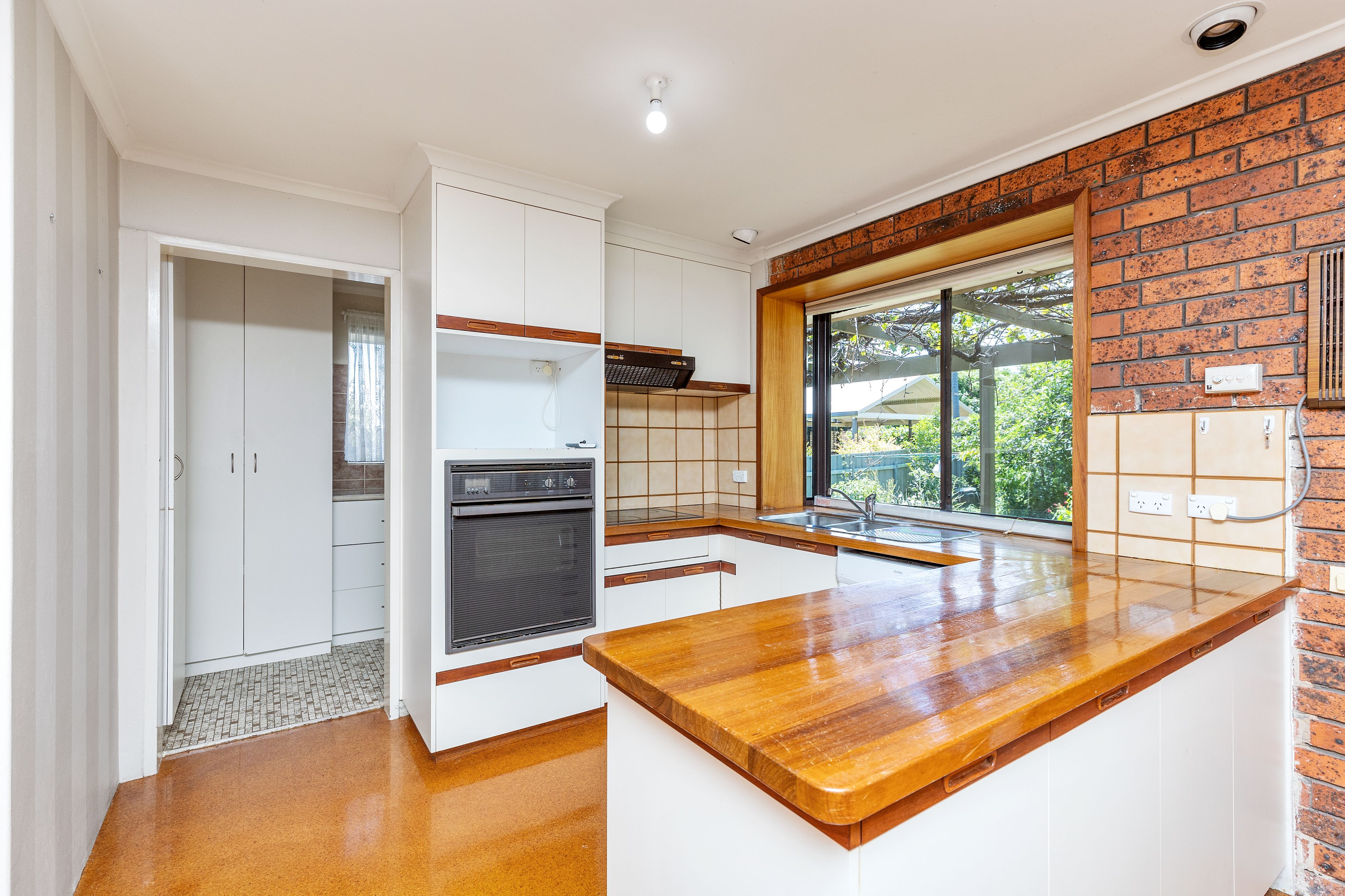 73 Leavenworth Drive, Mount Austin, NSW 2650