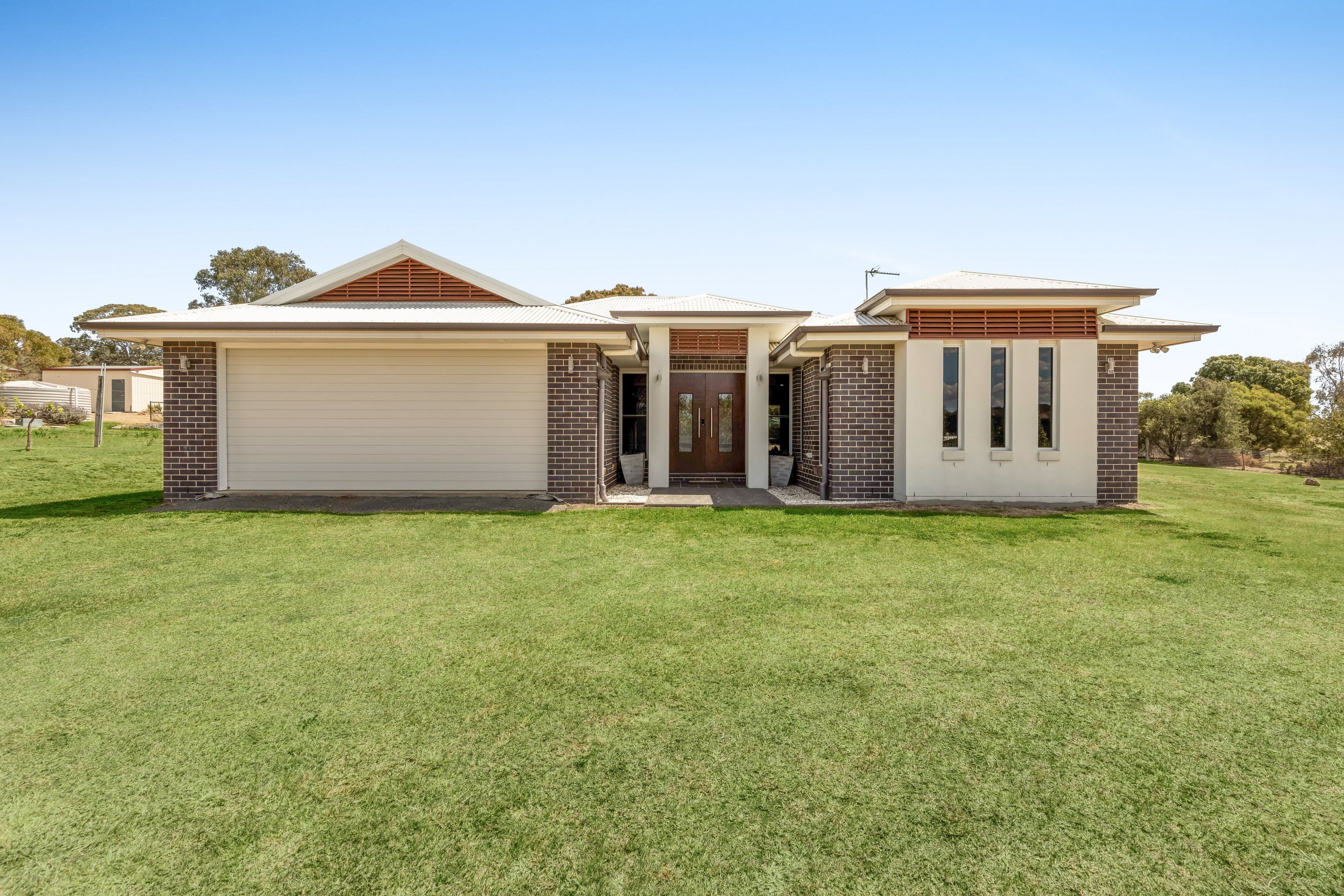 6 Phipps Drive, Meringandan West QLD 4352