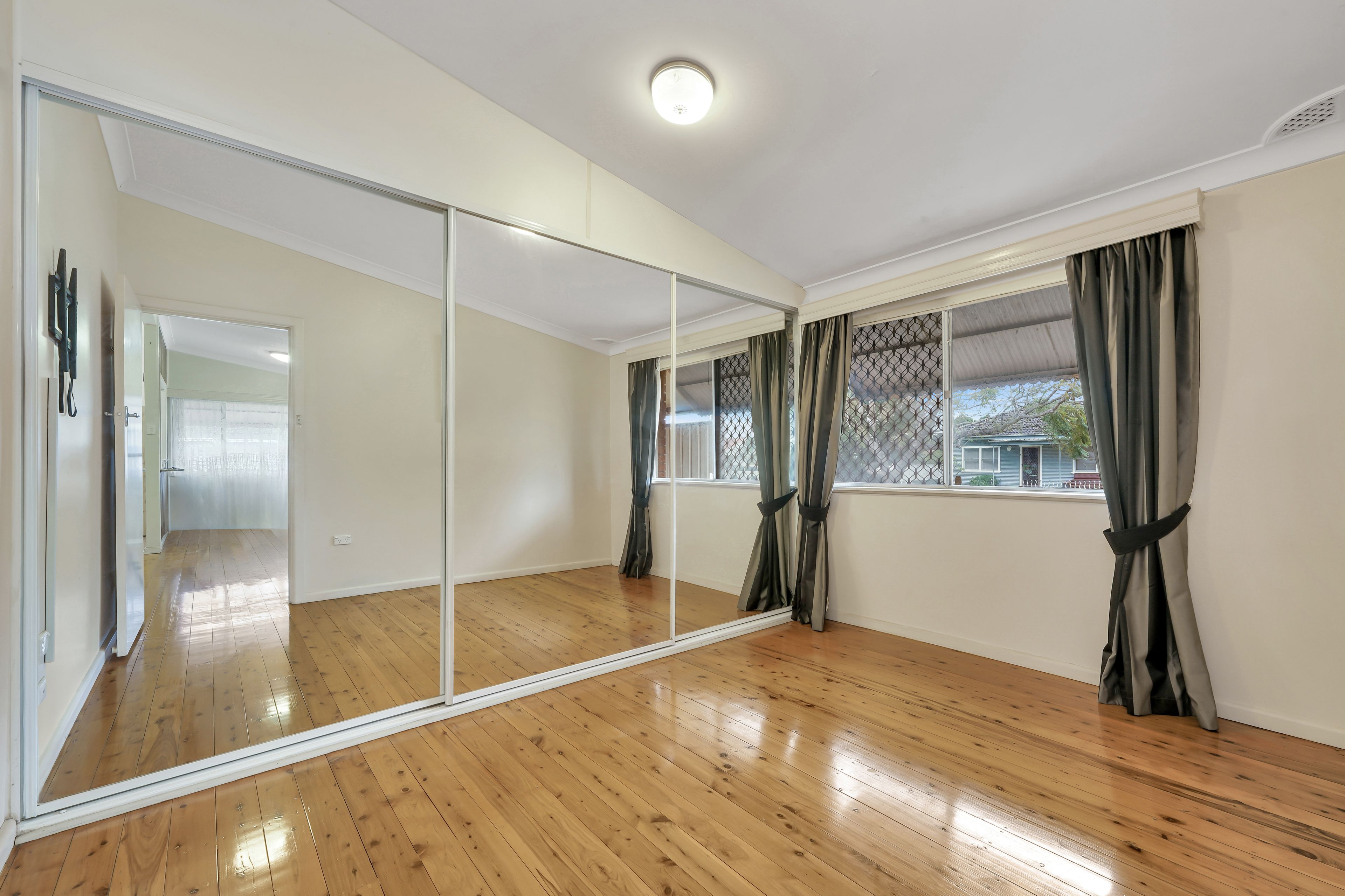 230 Trafalgar Avenue — photo 8 of 9