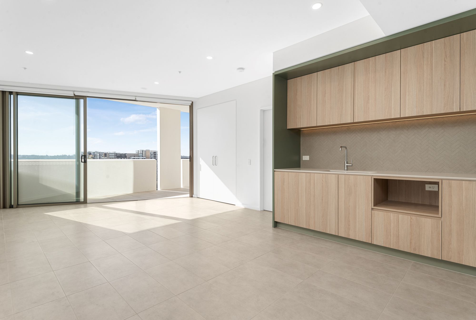 1304/16 Sandstone Crescent — photo 4 of 9