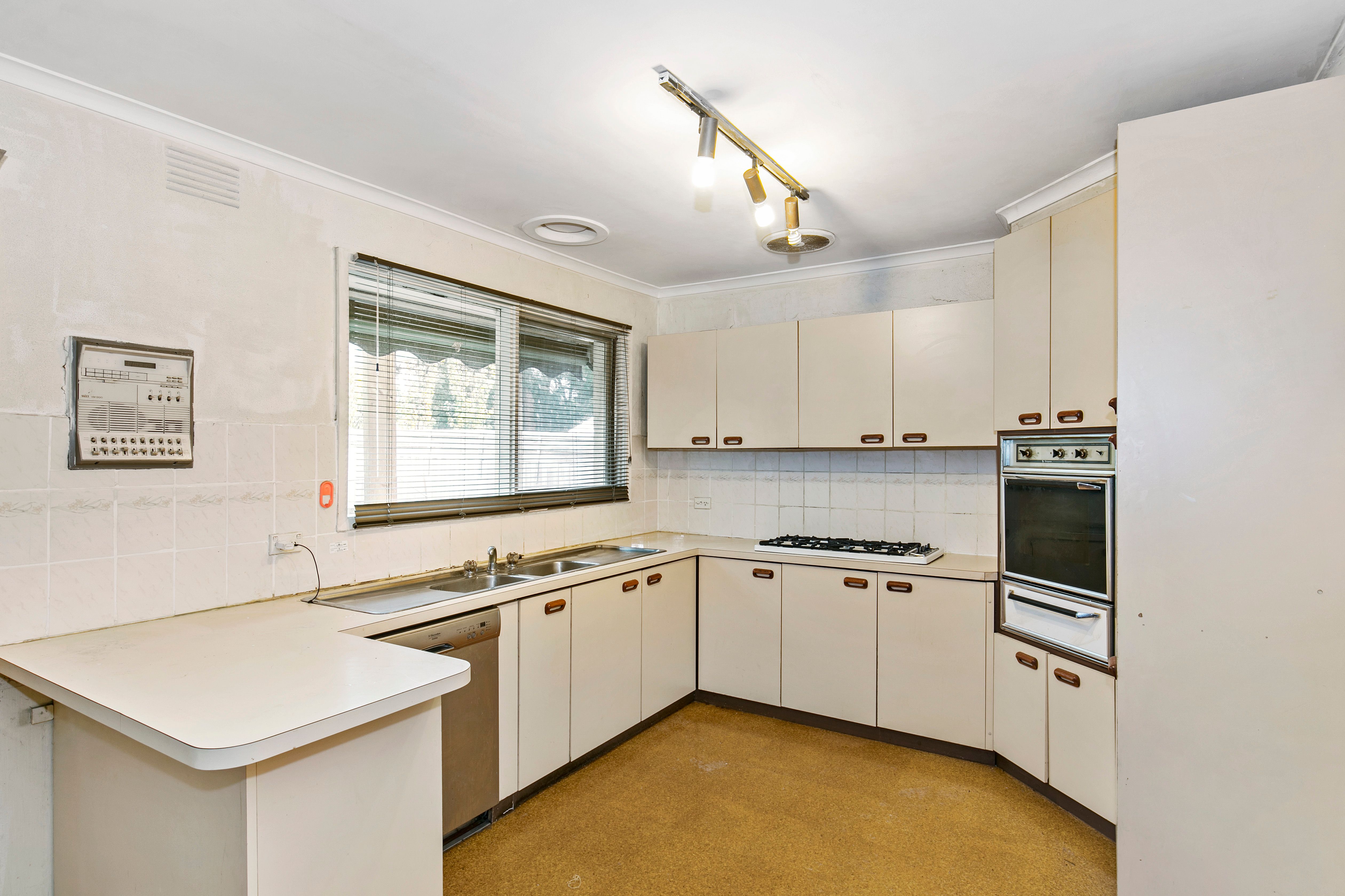 11 Chartwell Drive, Wantirna, VIC 3152