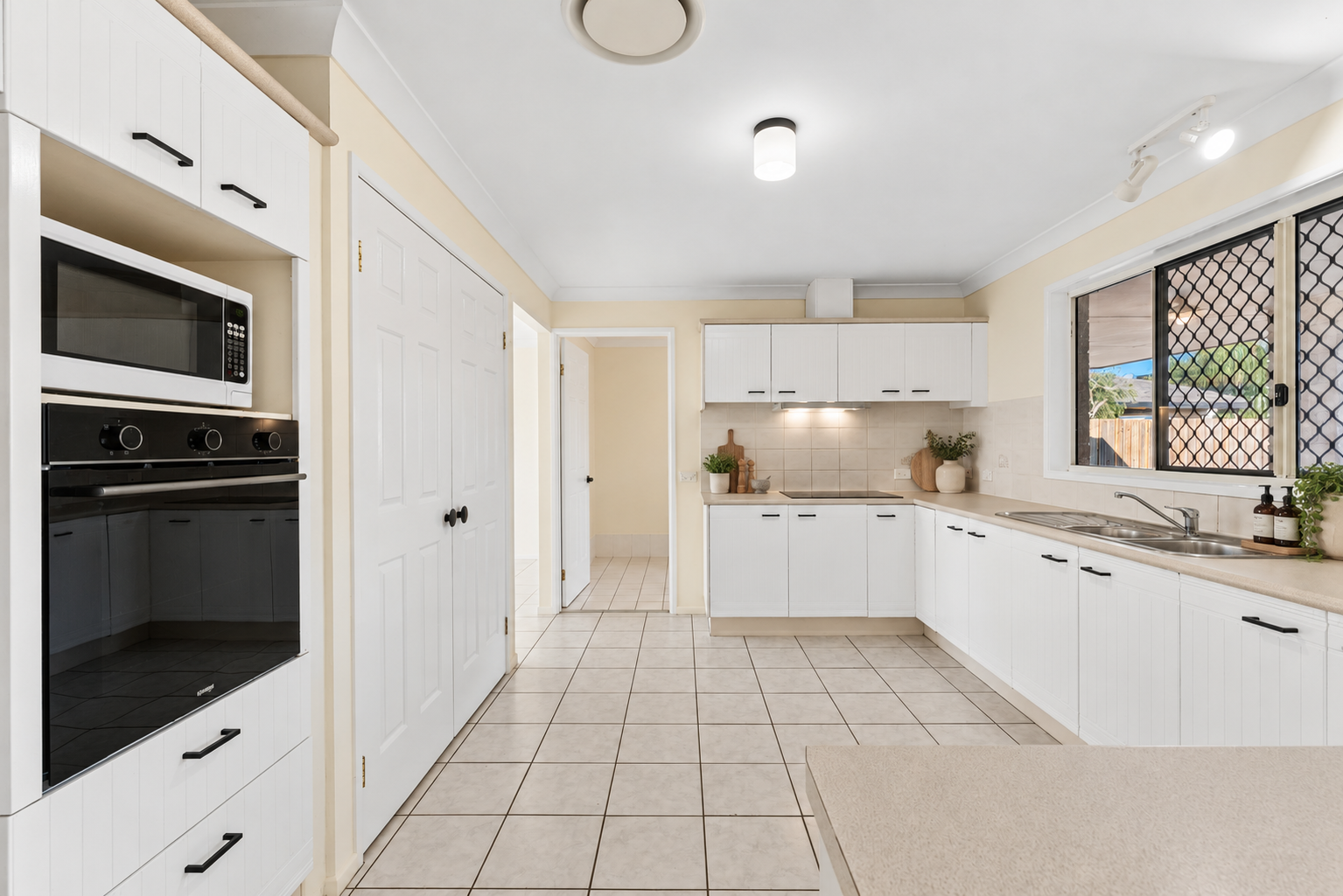 23 Cumberland Crescent — photo 8 of 29