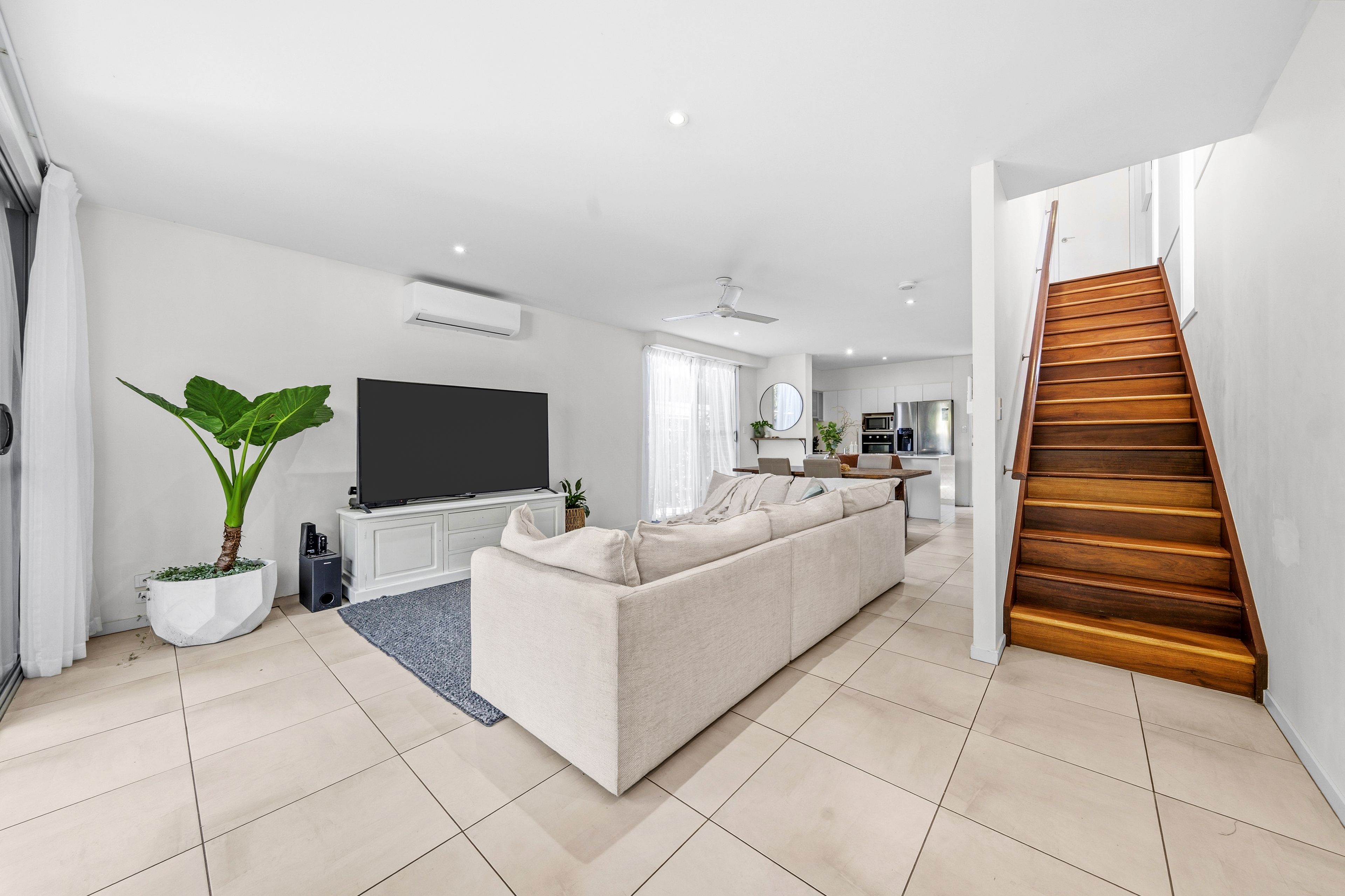 2/39 Gordon Street, Labrador, QLD 4215