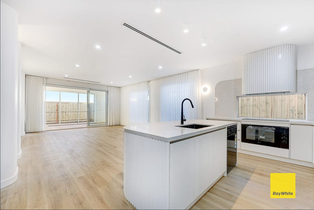 16 Pyrus Crescent — photo 3 of 16