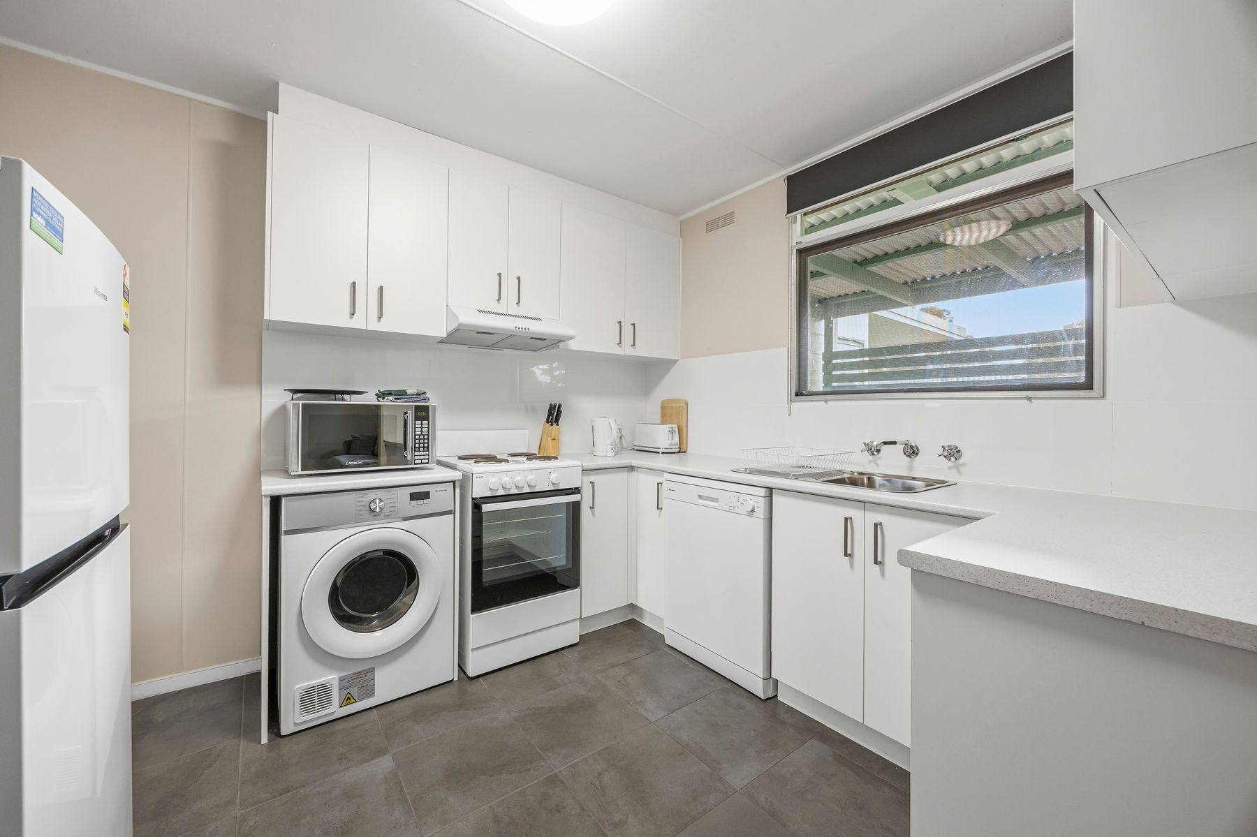 2/4 Sutherland Street — photo 4 of 12