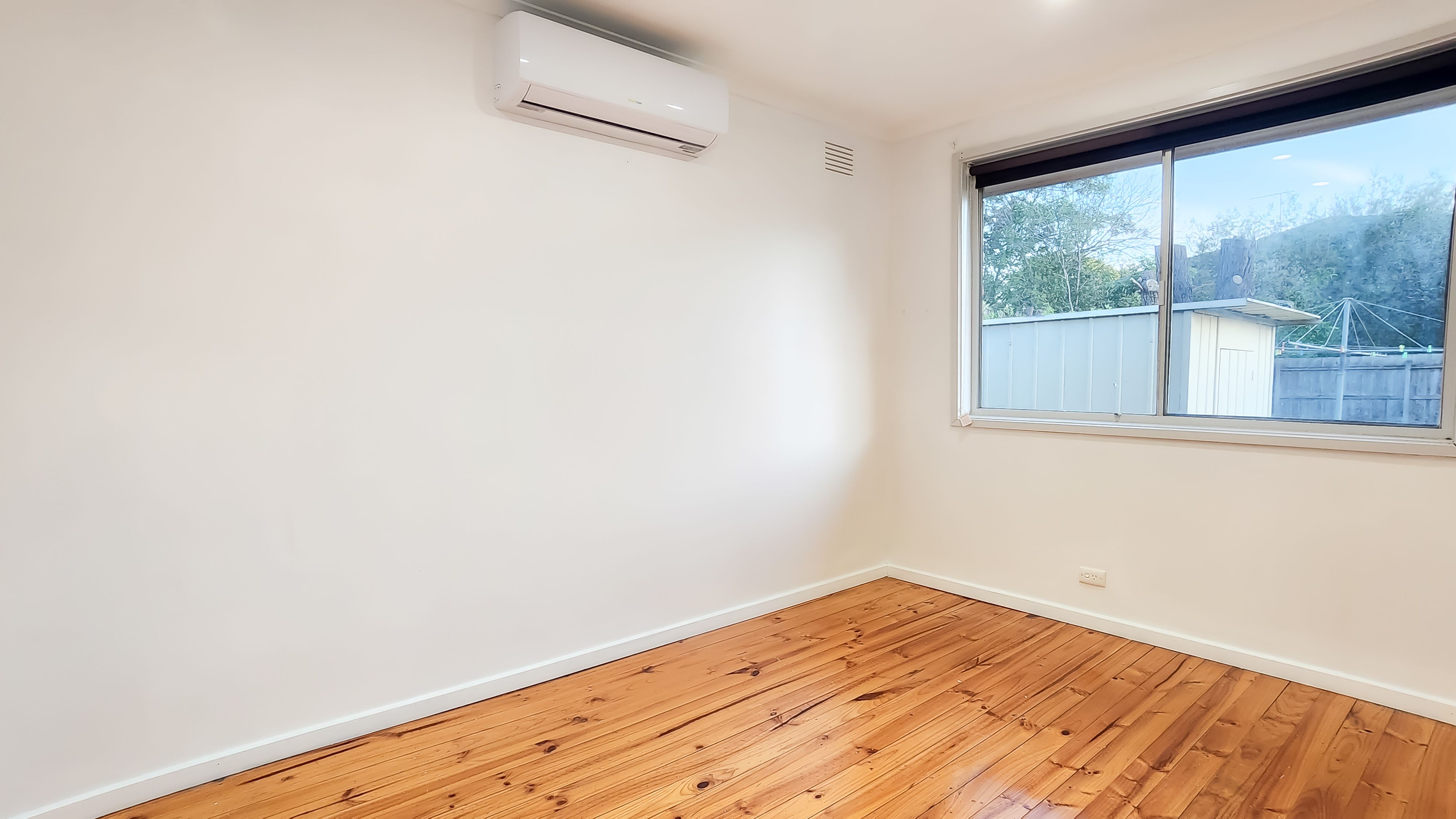 24 Hood Crescent — photo 13 of 15
