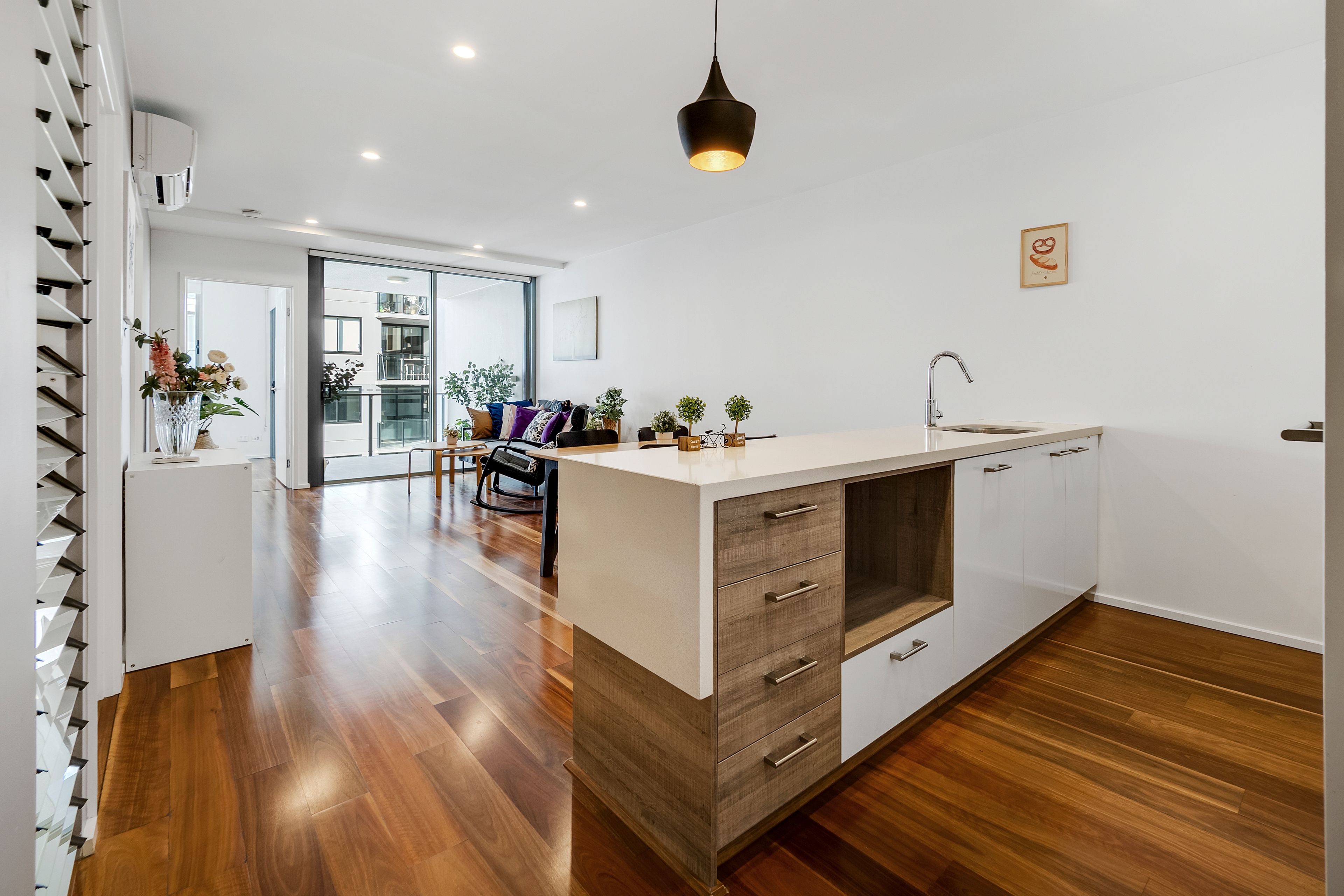 10902/16 Edmondstone Street — photo 3 of 14