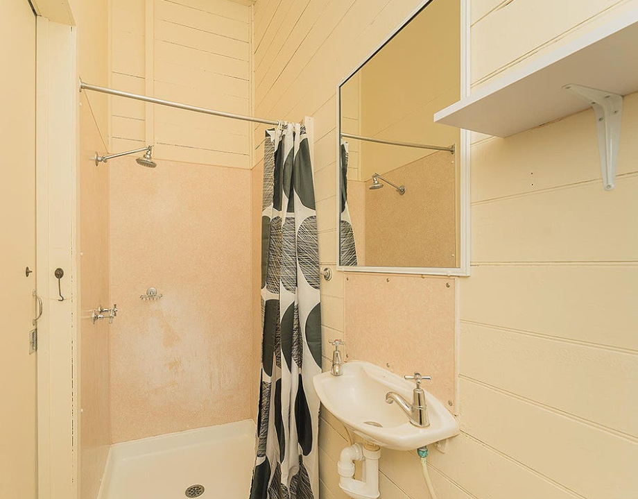 337 Bolsover Street — photo 5 of 6