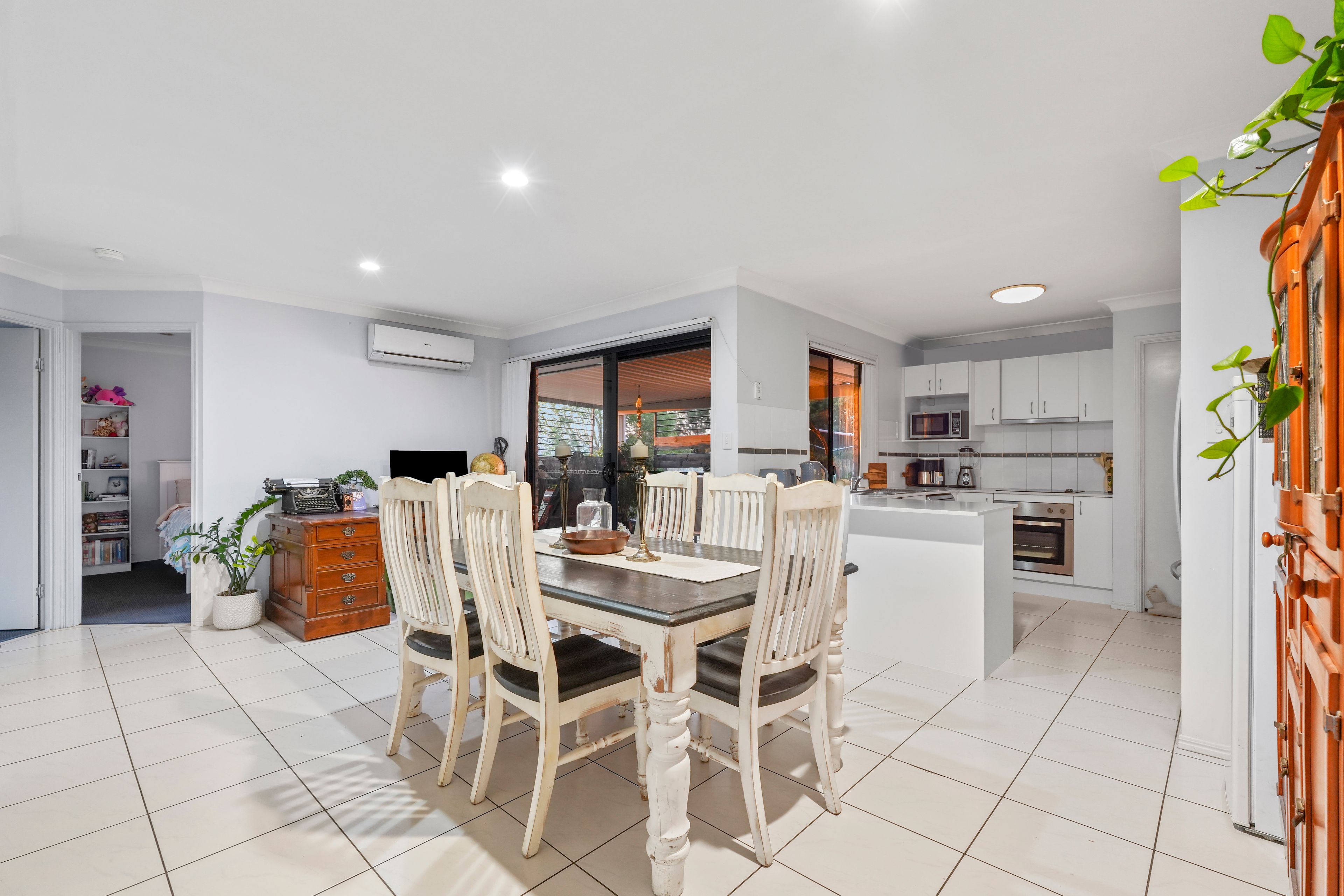 133 Raceview Street — photo 4 of 18