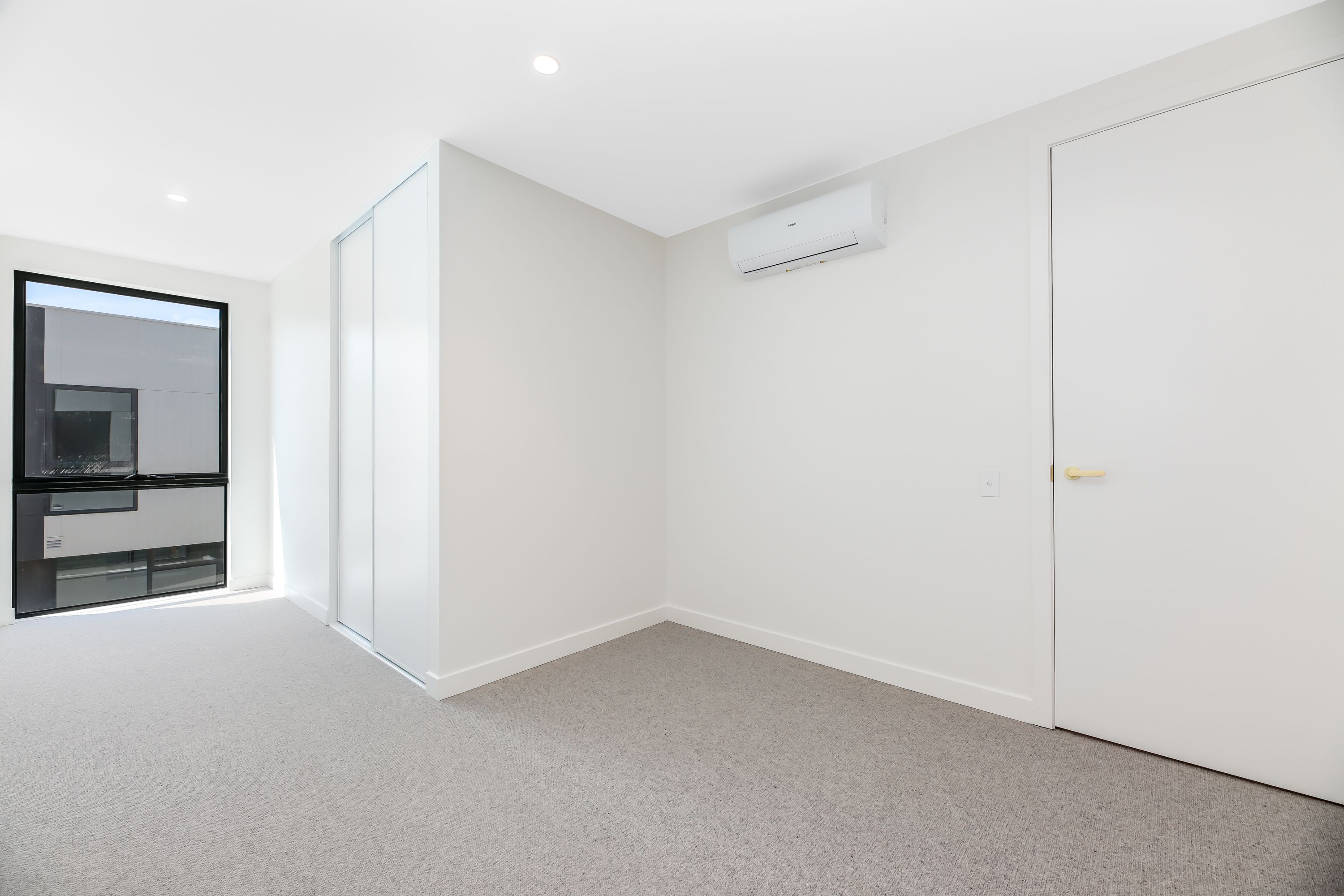 10/583 Ferntree Gully Road — photo 3 of 8