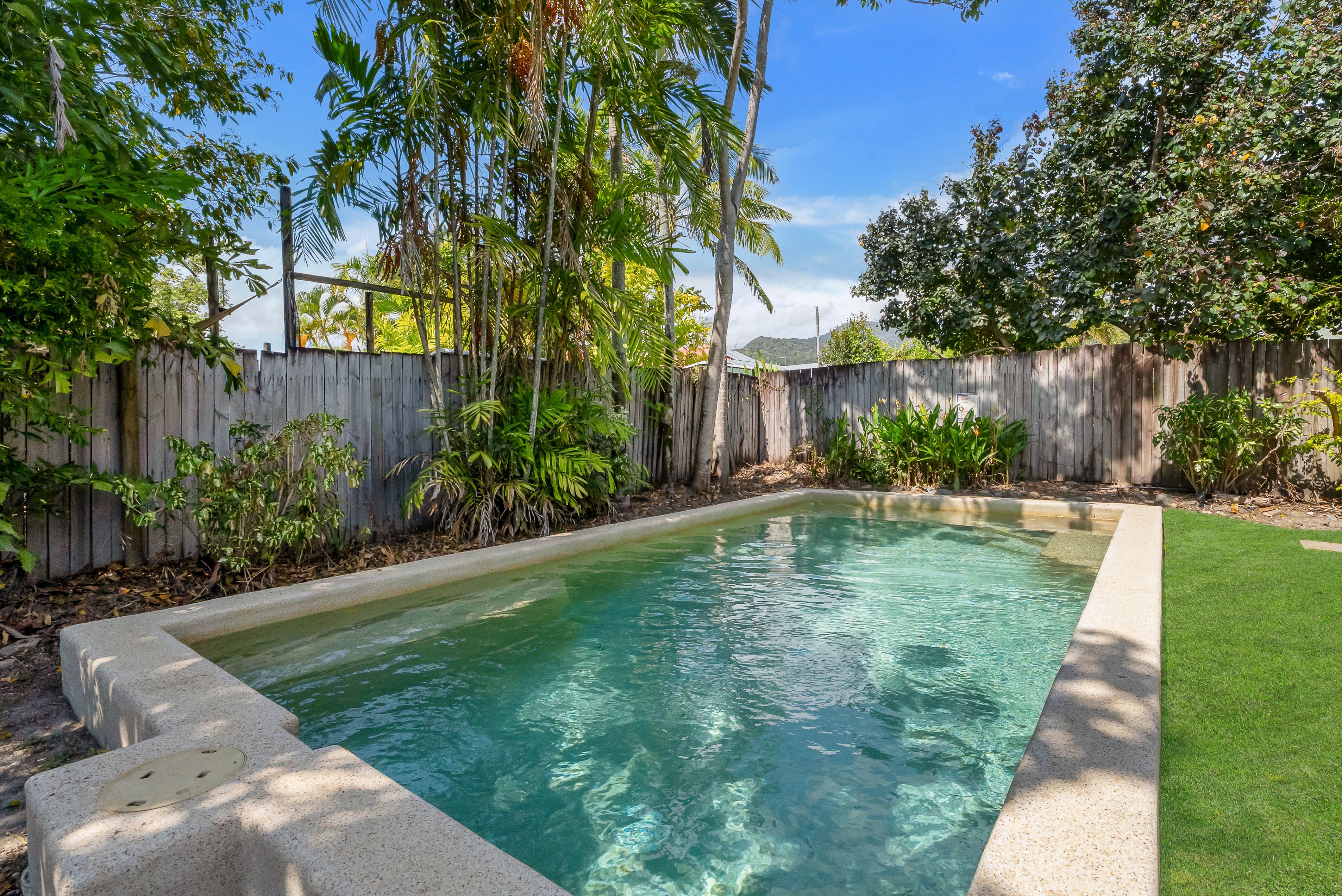 11 Dolphin Close — photo 4 of 22