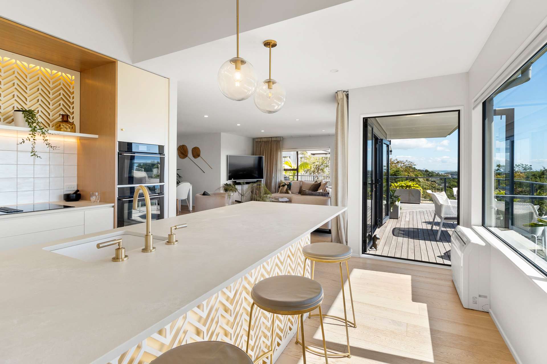 93 Queens Drive photo 2